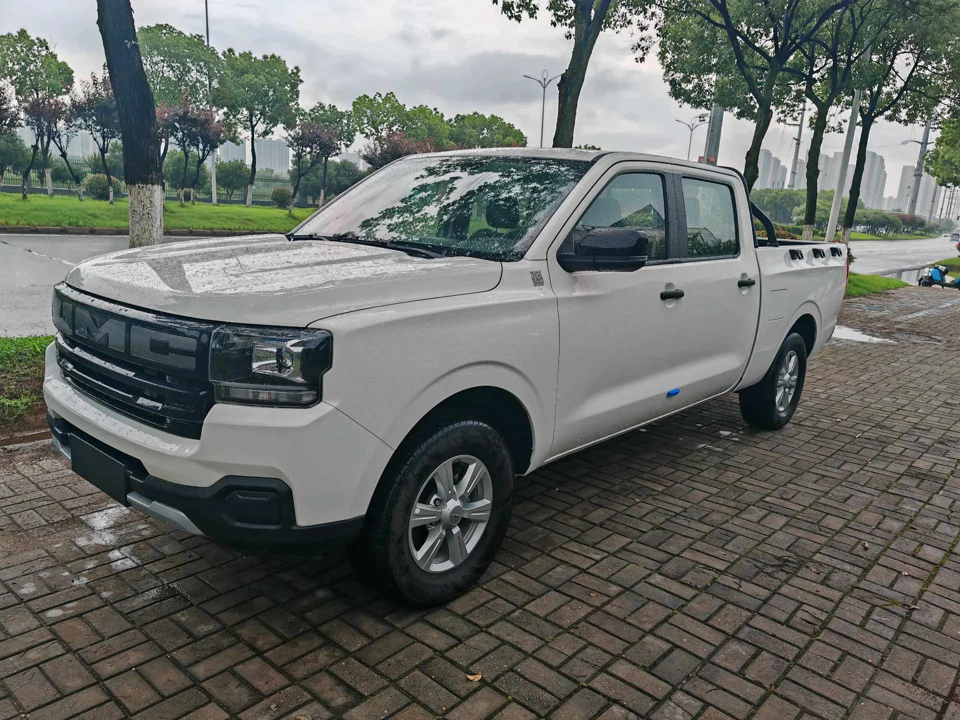Jiangling 2025 Baodian 2.0T Gasoline 4WD Long Wheelbase Manual Transmission exterior