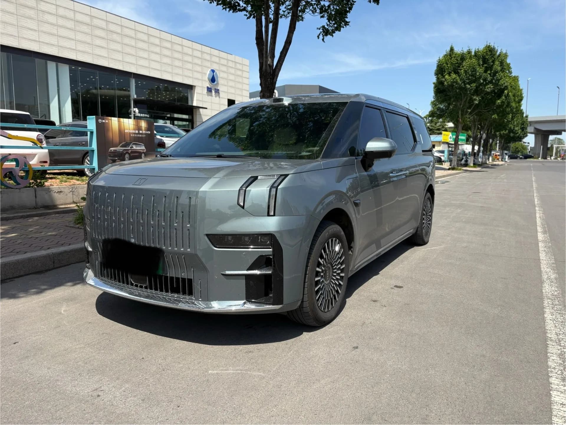 Zeekr 009 2024 Model Year, 7-Seater with Center Console, AWD, 108kWh exterior