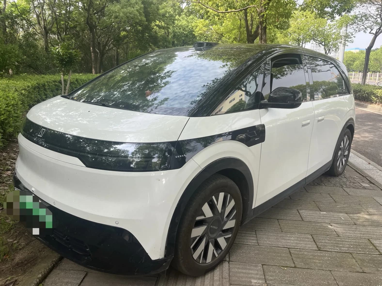 极氪MIX 2024款 磷酸铁锂 低配版 exterior