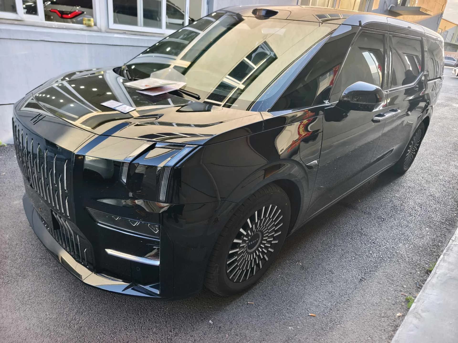 Zeekr 009 2024 Model Year, Six-Seater Executive Edition, AWD, 140kWh exterior