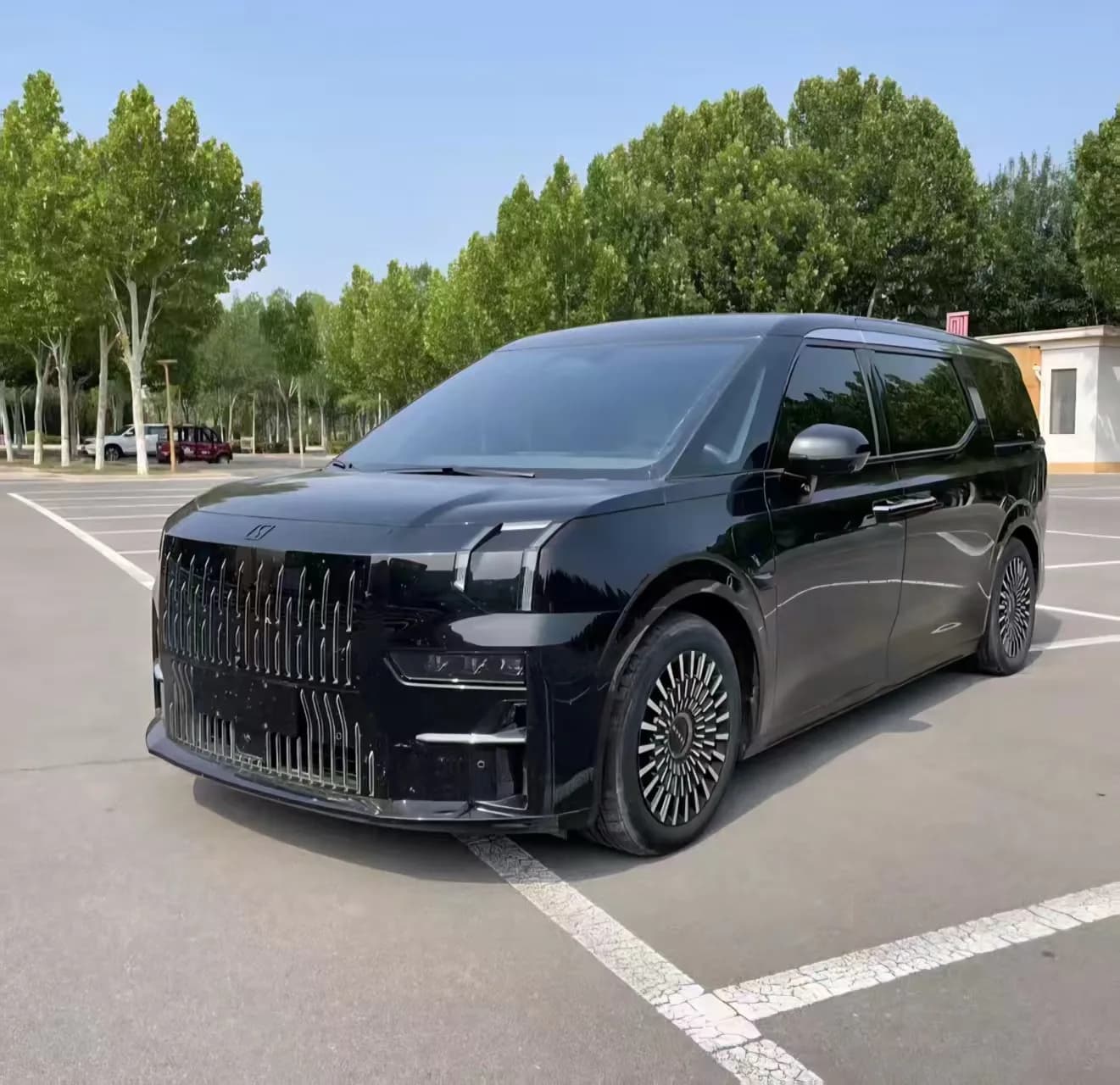 Zeekr 009 2024 Model Year, 7-Seater with Center Aisle, 108 kWh exterior