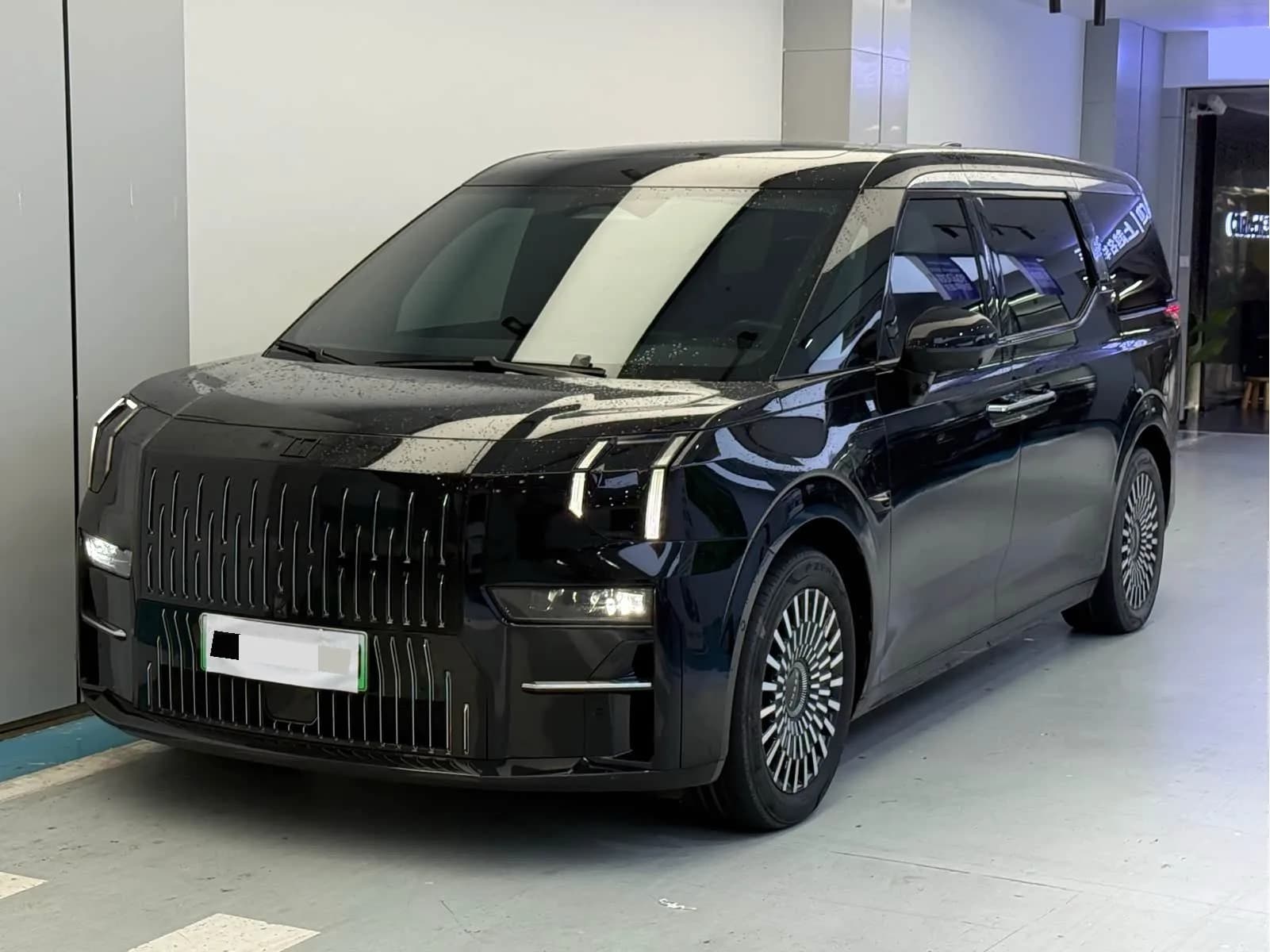 Zeekr 009 2024 Model Year, 7-Seater with Center Console, AWD, 108kWh exterior