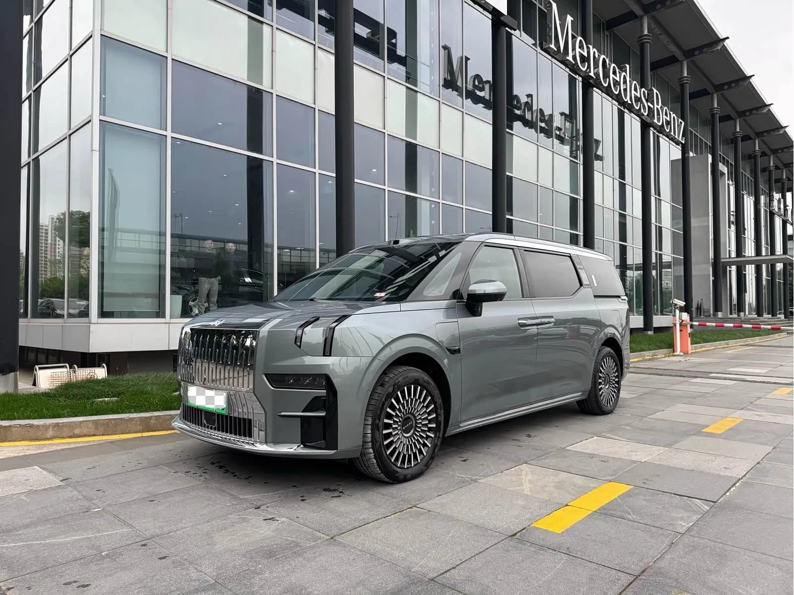 Zeekr 009 2024 Model Year, 7-Seater with Center Console, AWD, 108kWh exterior
