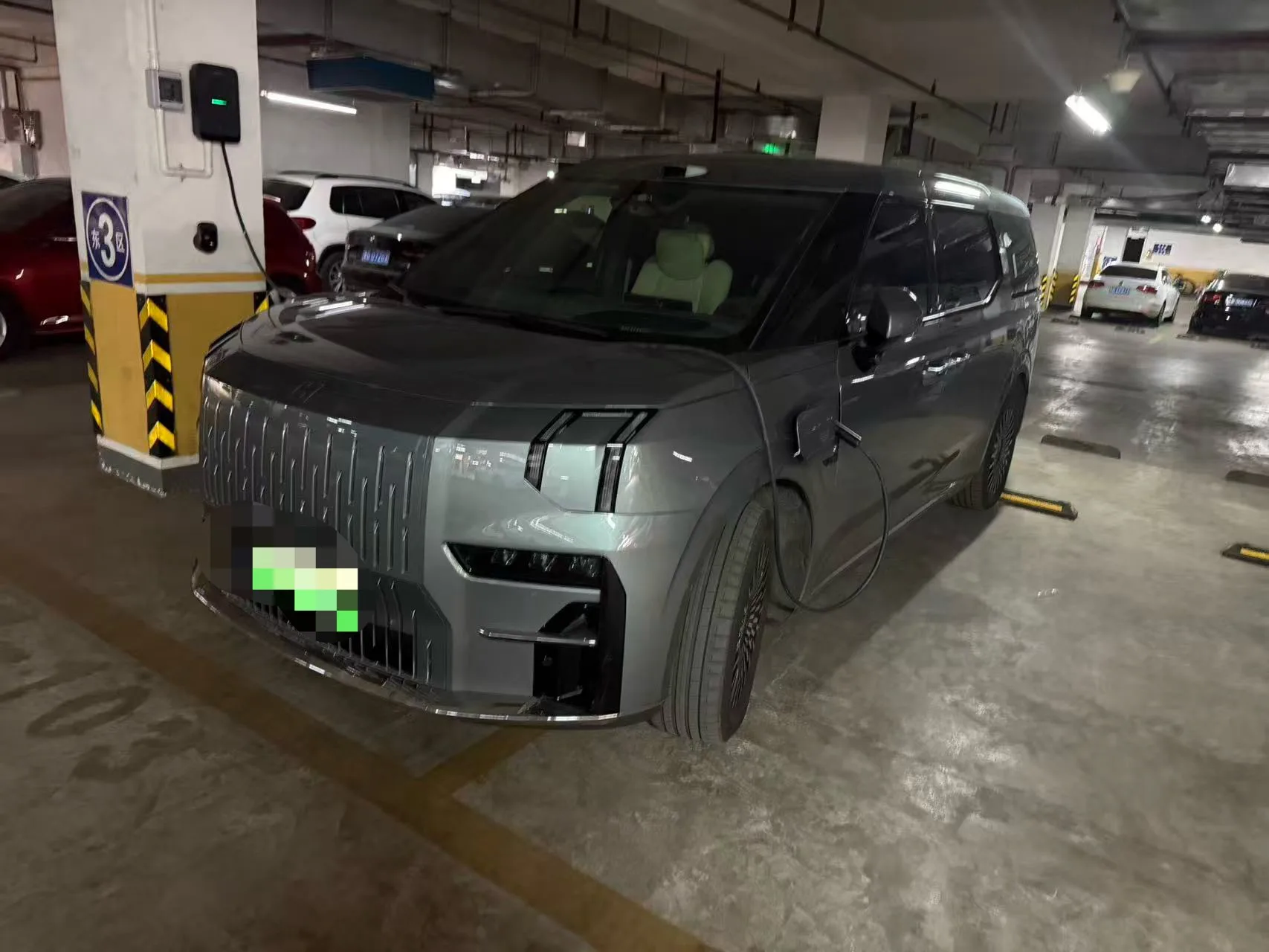 Zeekr 009 2024 Model Year, 7-Seater with Center Console, AWD, 108kWh exterior