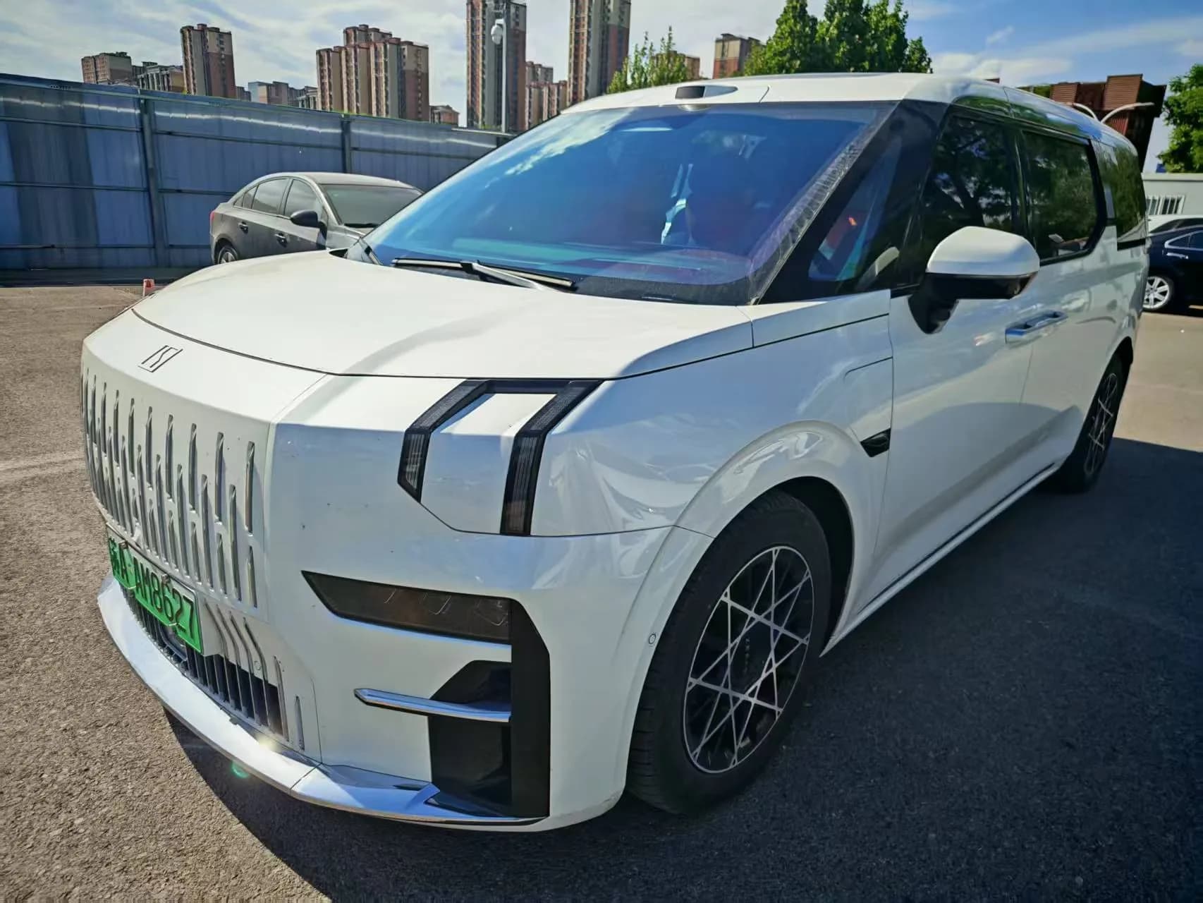 Zeekr 2024 Zeekr 009 Six-Seater Executive Edition AWD 108kWh Automatic Transmission exterior