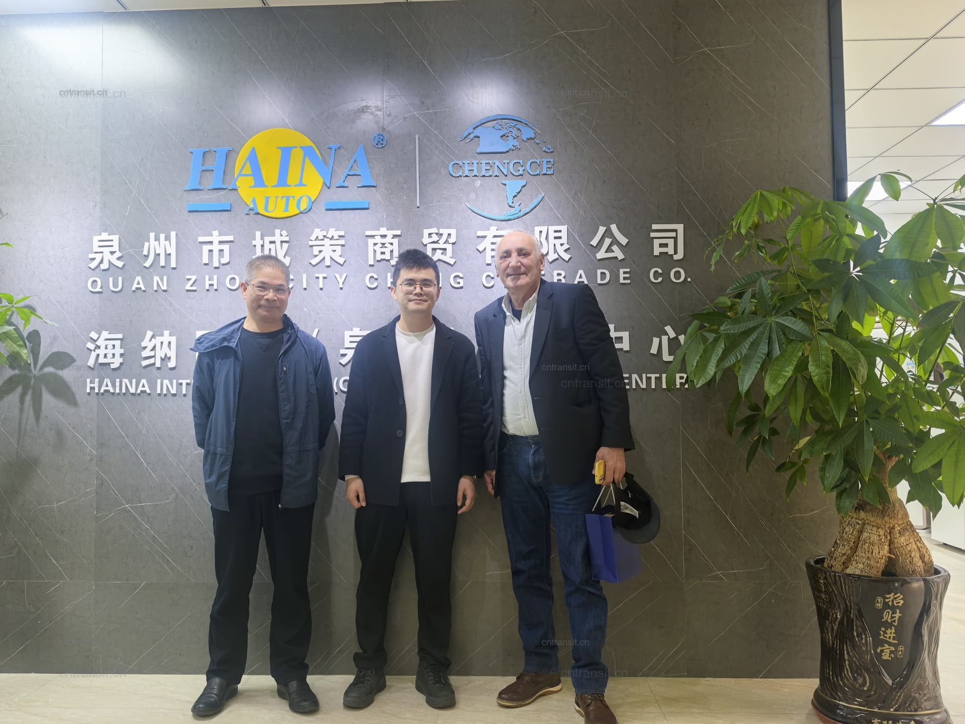 Customer visiting the HainaAuto team