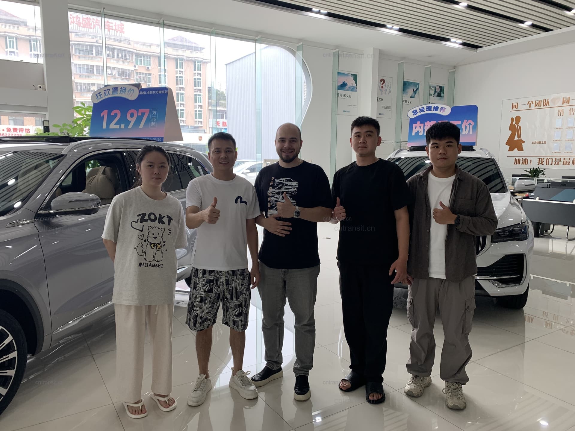 Customer visiting the HainaAuto team