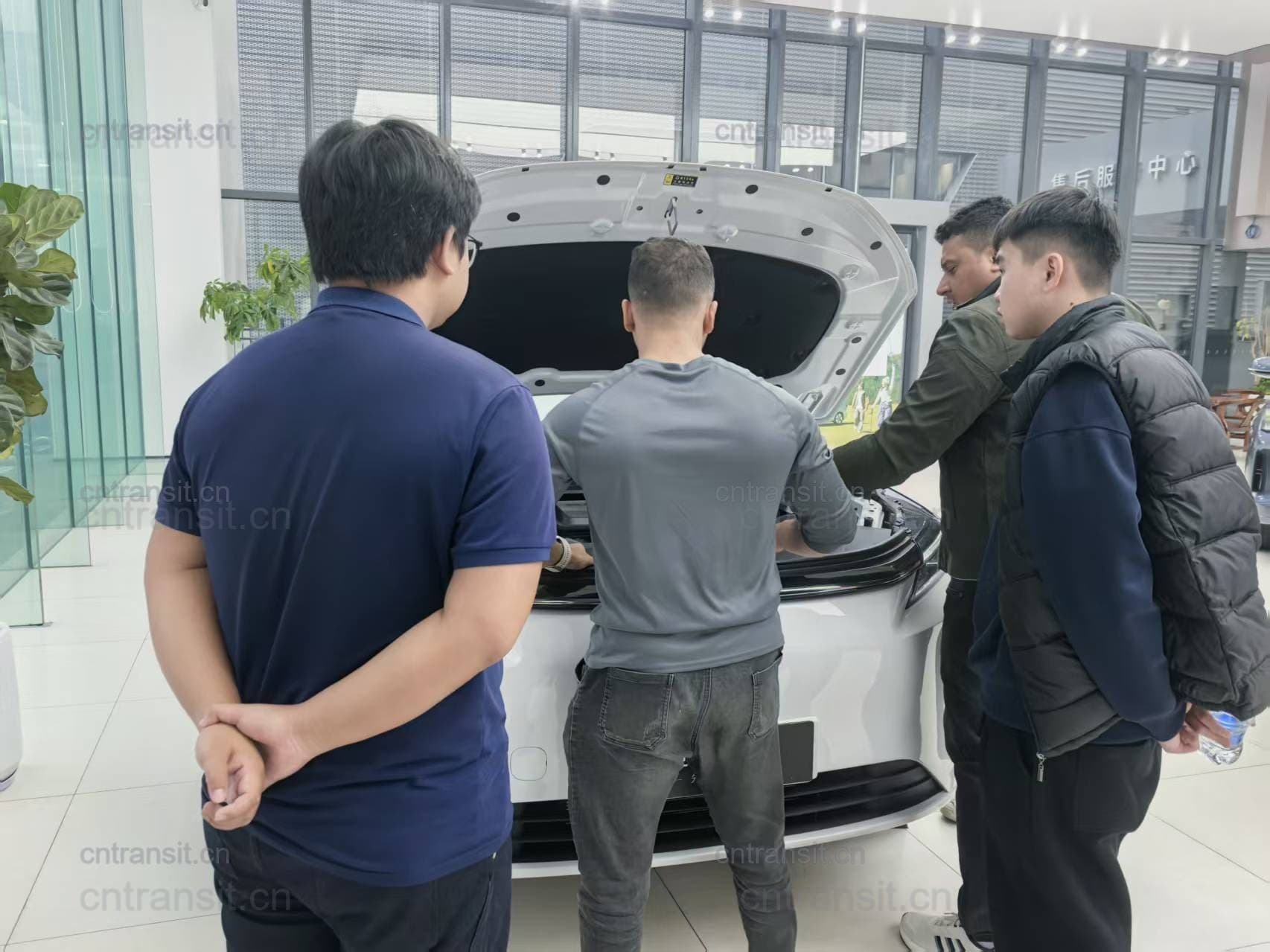 Customer visiting the HainaAuto team