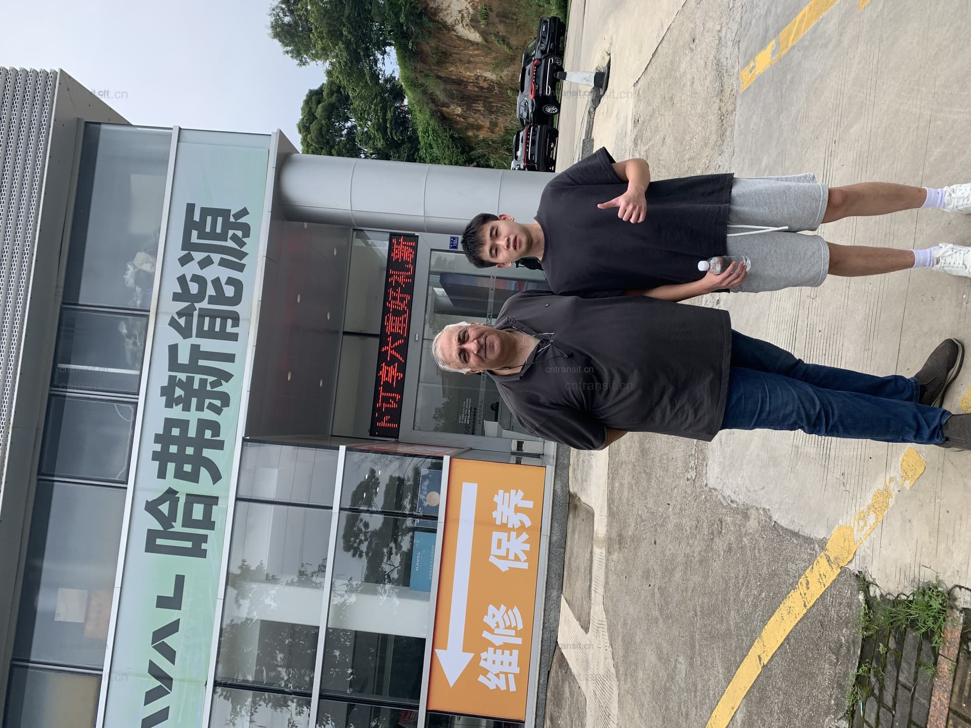 Customer visiting the HainaAuto team