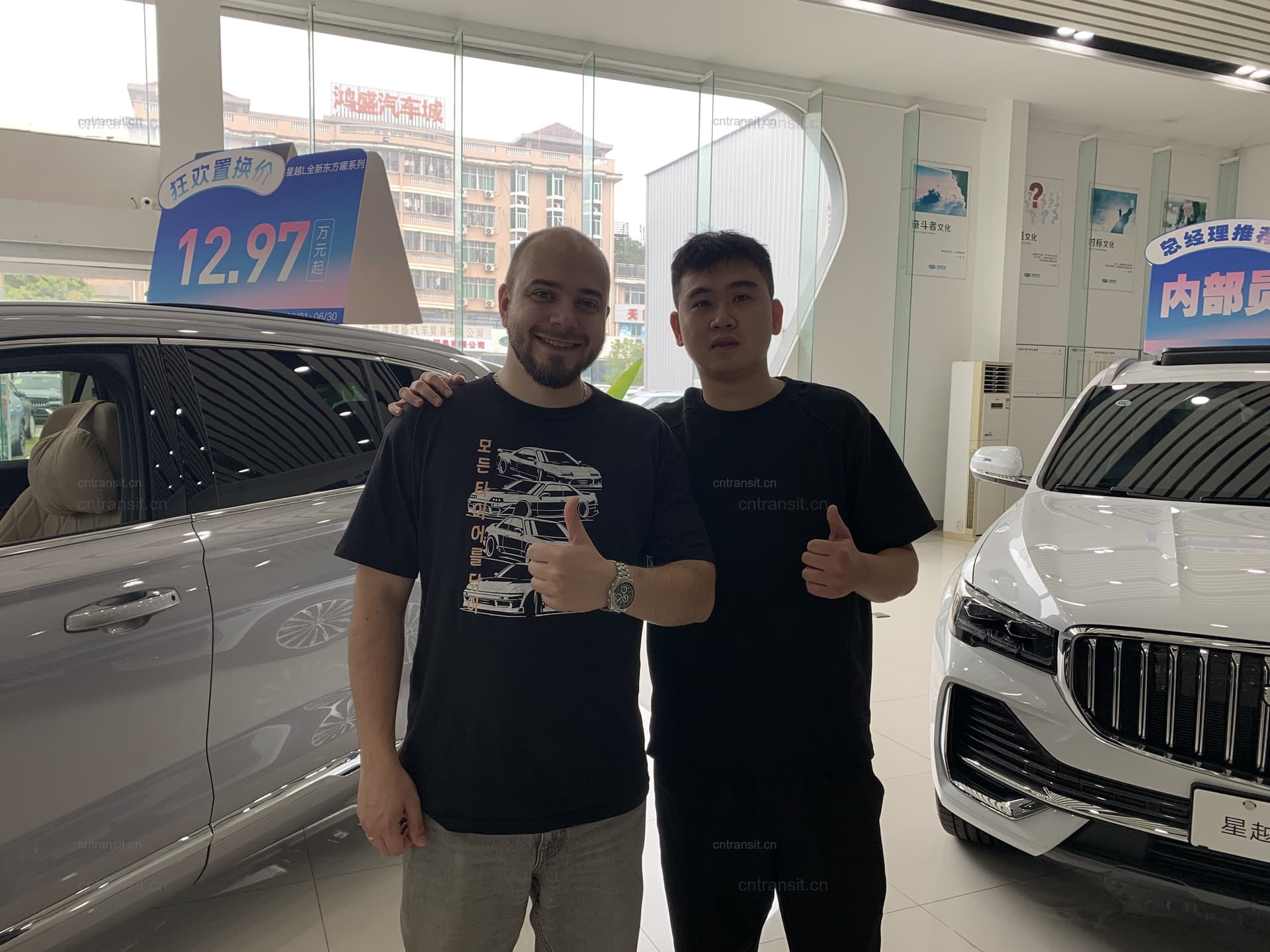 Customer visiting the HainaAuto team