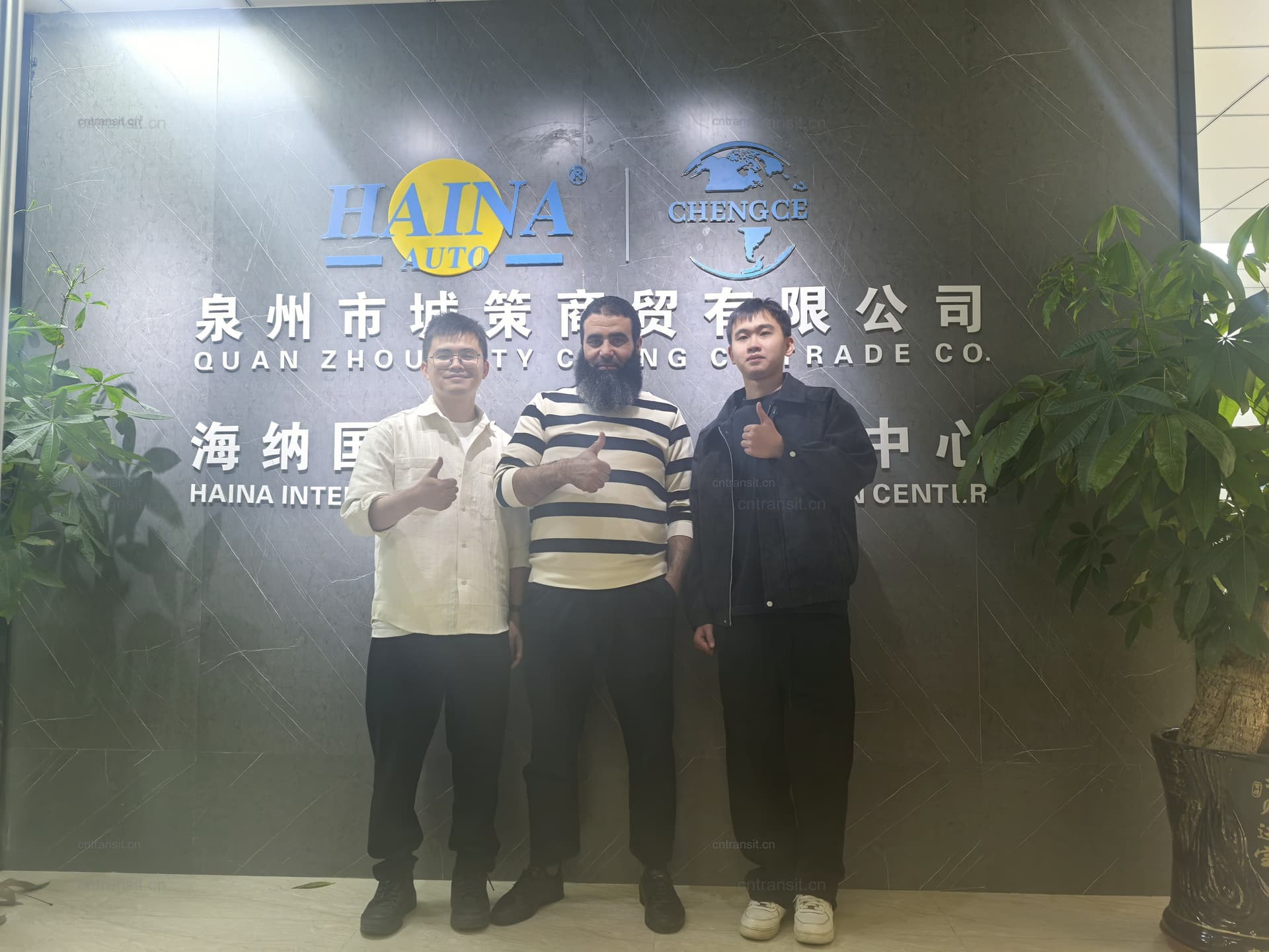Customer visiting the HainaAuto team