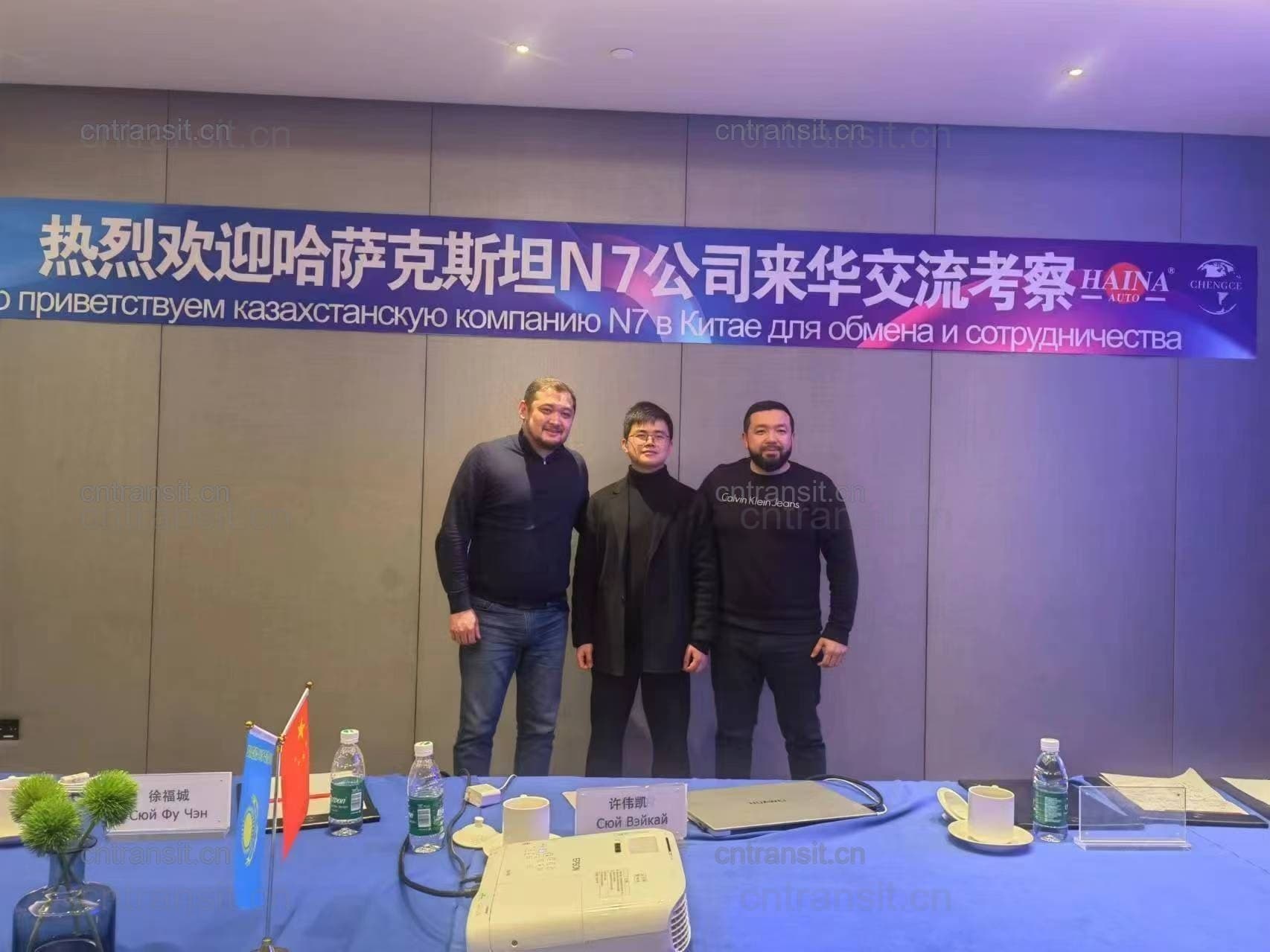 Customer visiting the HainaAuto team
