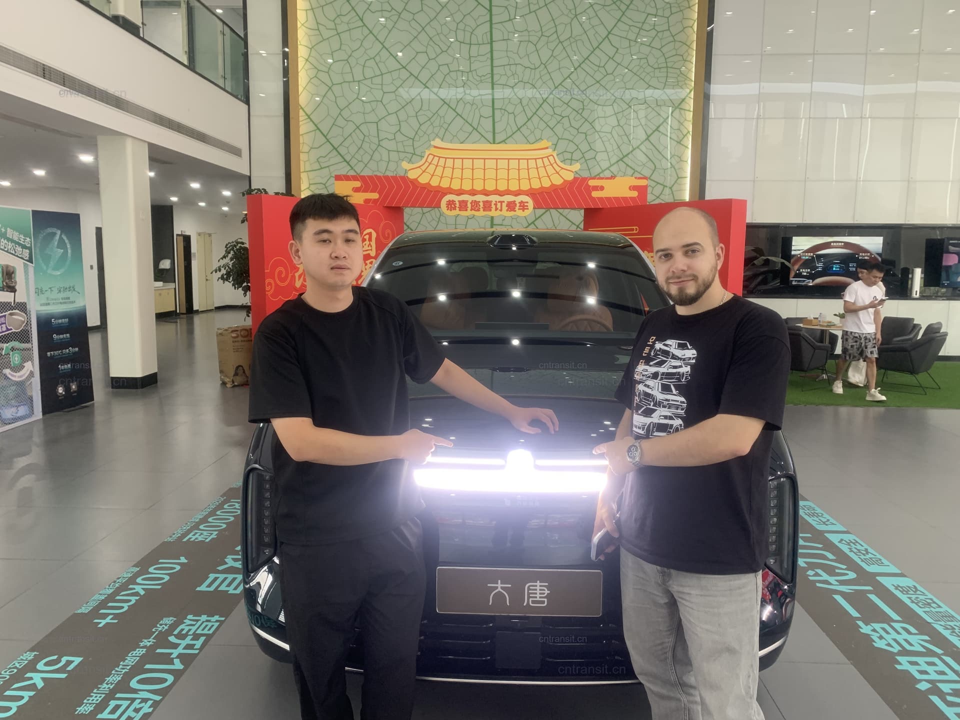 Customer visiting the HainaAuto team