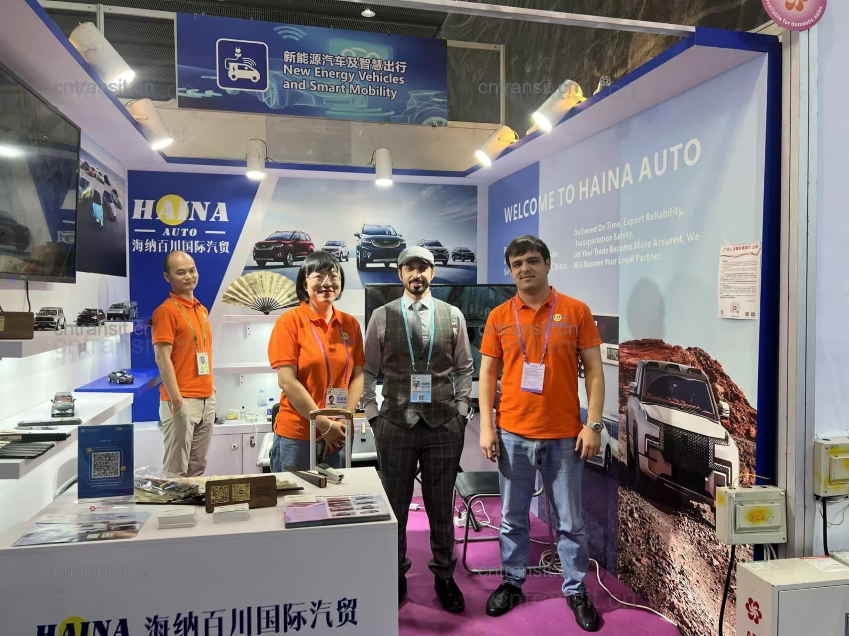 Customer visiting the HainaAuto team