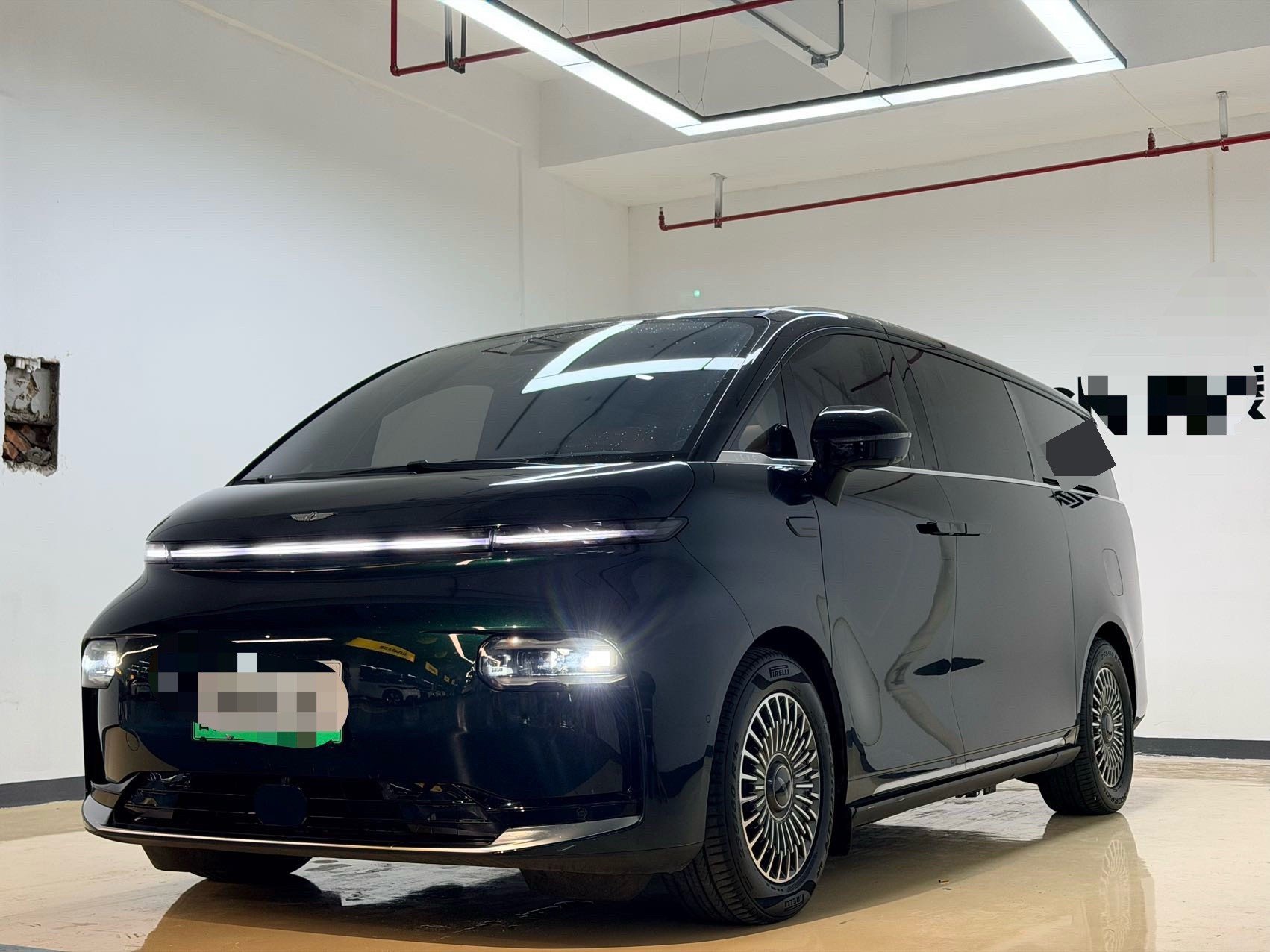 2024 L380, 140-degree, 6-seat, AWD Ultra exterior