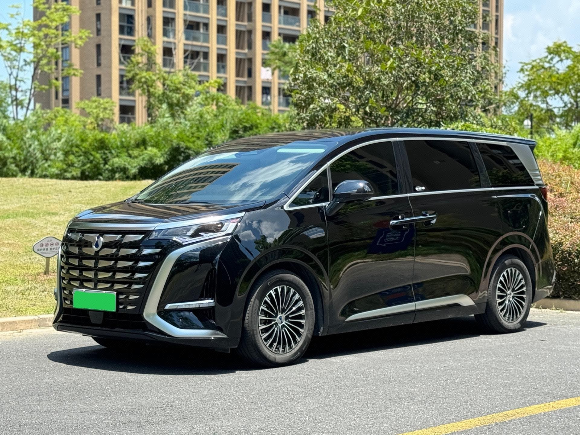 Denza D9 2024 Model Year DM-i 1050 Premium Edition exterior