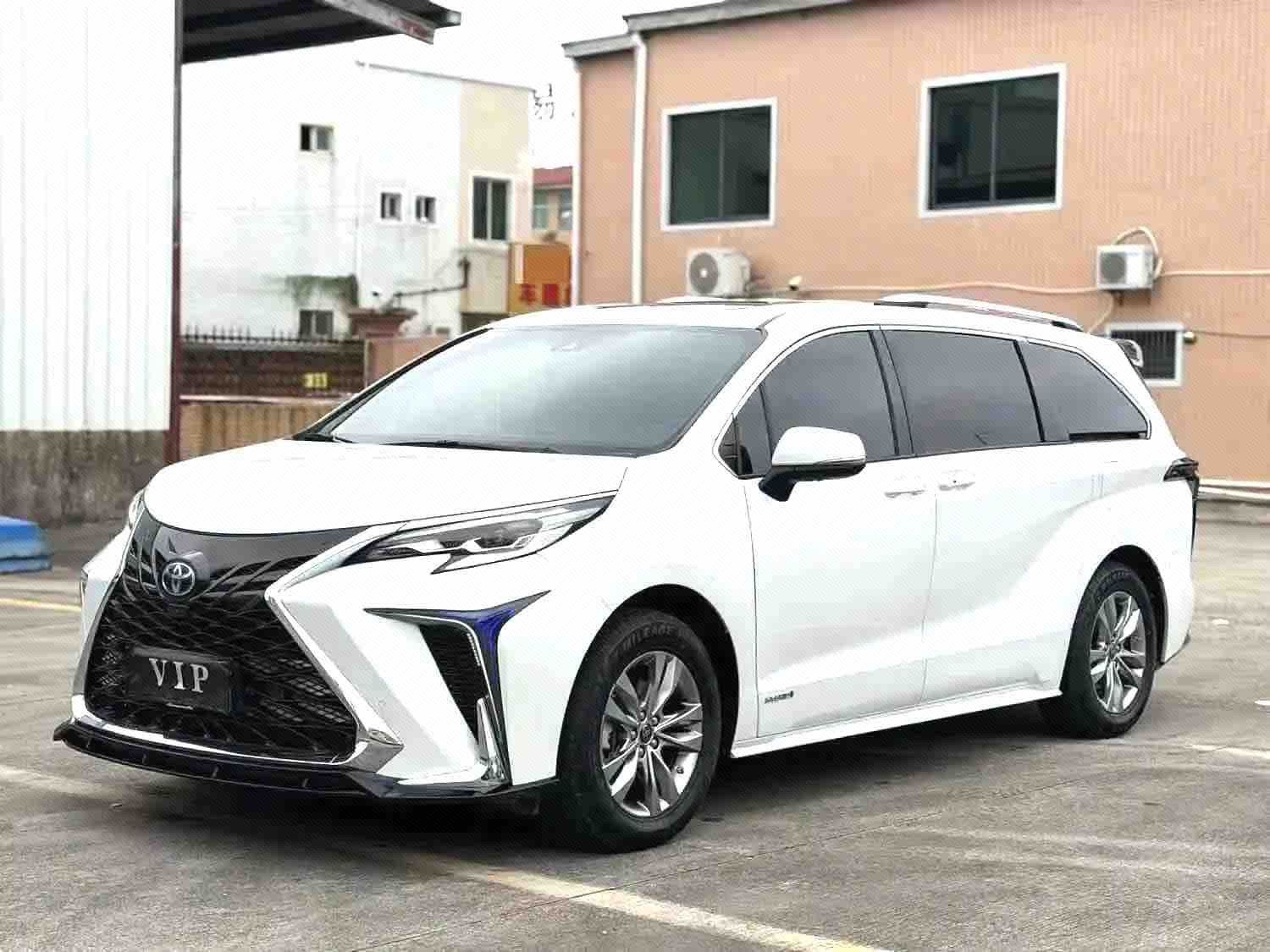 Toyota 2023 Sienna 2.5 CVT Luxury Edition, Automatic Transmission exterior