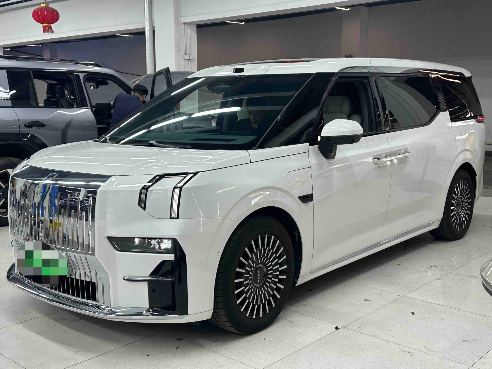 Zeekr 009 2024 Model Year, 7-Seater with Center Aisle, AWD, 108kWh exterior