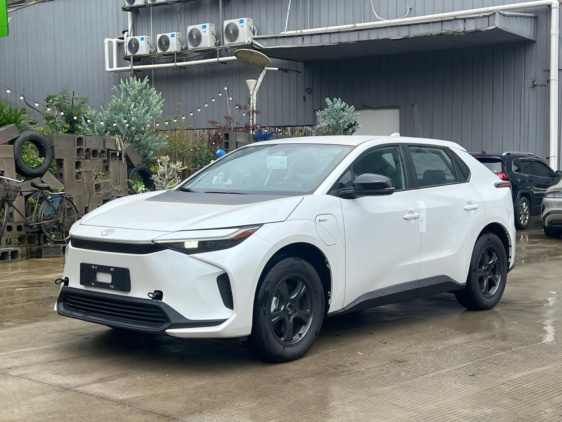 Toyota 2025 Platinum 4X 615 Air Edition, Automatic Transmission exterior