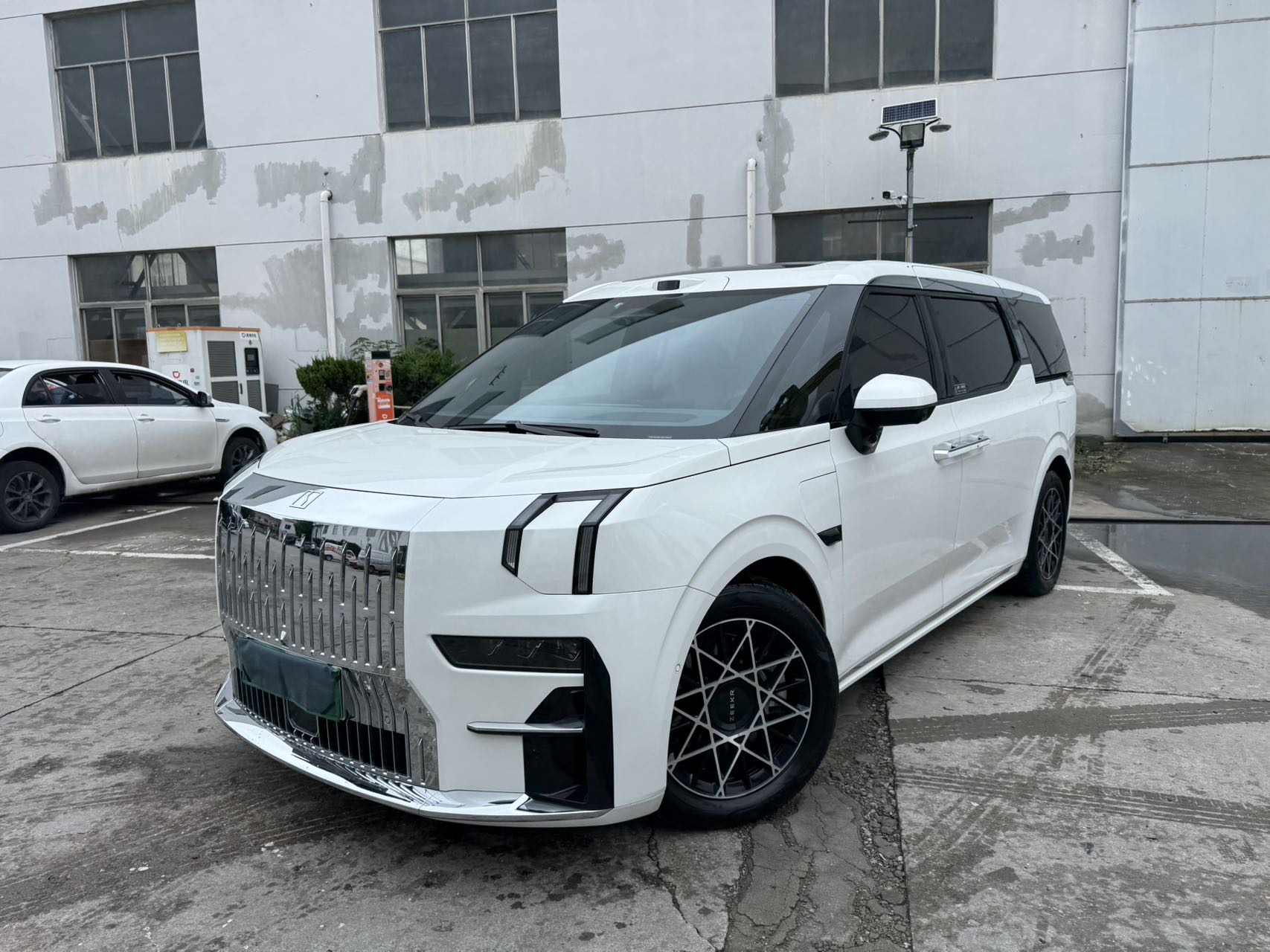 Zeekr 009 2024 Model Year, 7-Seater with Center Aisle, 108 kWh exterior