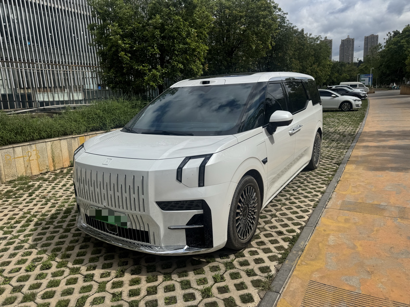 Zeekr 009 2024 Model Year, 7-Seater with Center Aisle, 108 kWh exterior