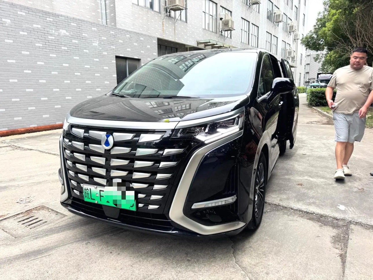 Denza D9 2024 Model Year DM-i 1050 Premium Edition exterior
