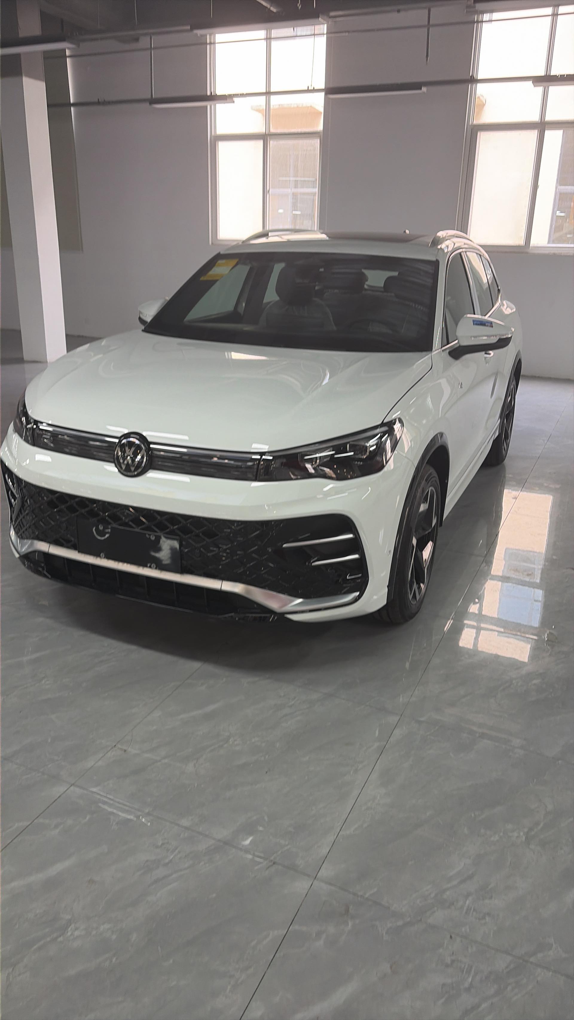 Volkswagen 2025 Tiguan L PRO 2.0TSI 380TSI Front-Wheel Drive R-Line Smart Edition Automatic Transmission exterior