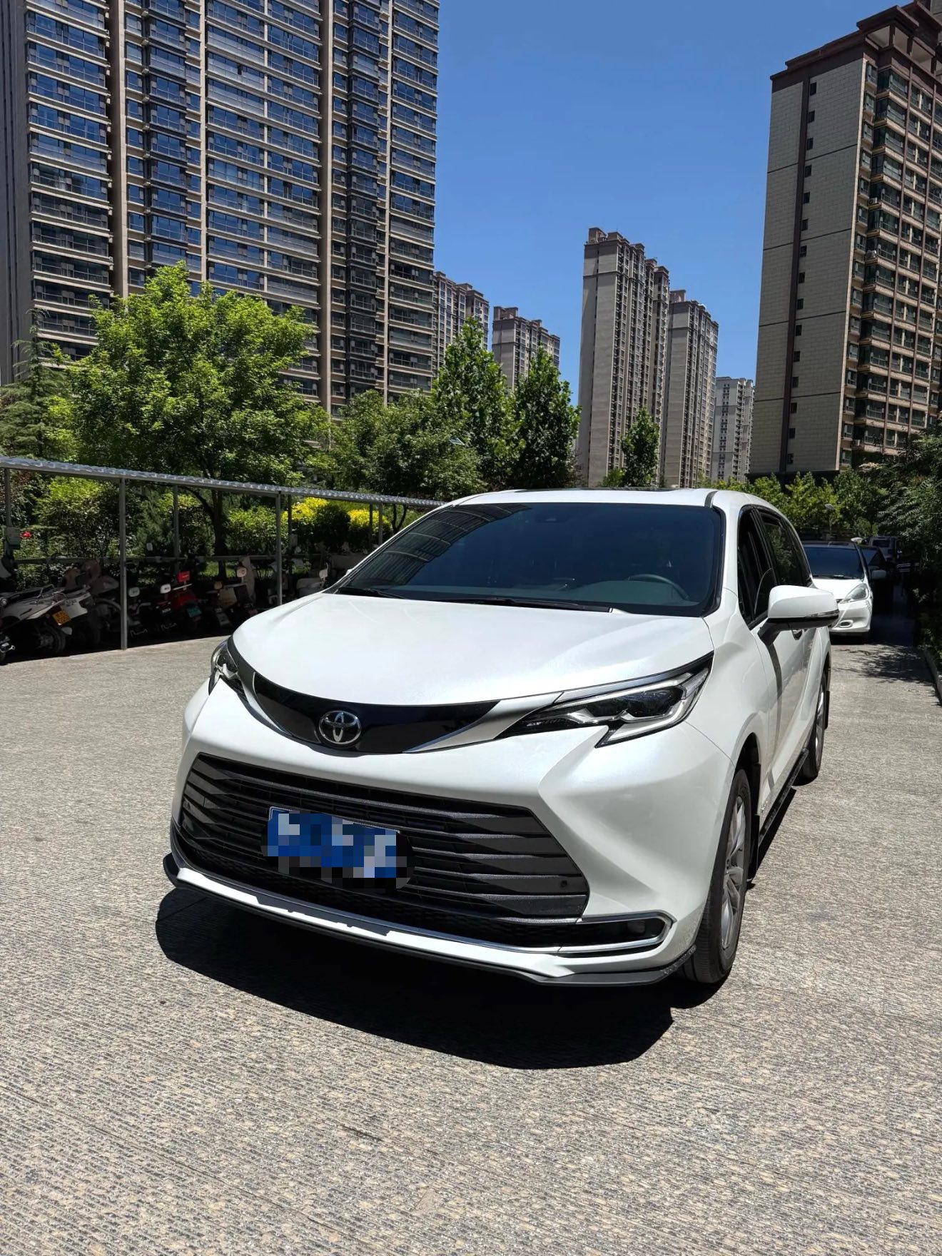 Toyota 2024 Sienna 2.5 CVT AWD Luxury Edition, Automatic Transmission exterior