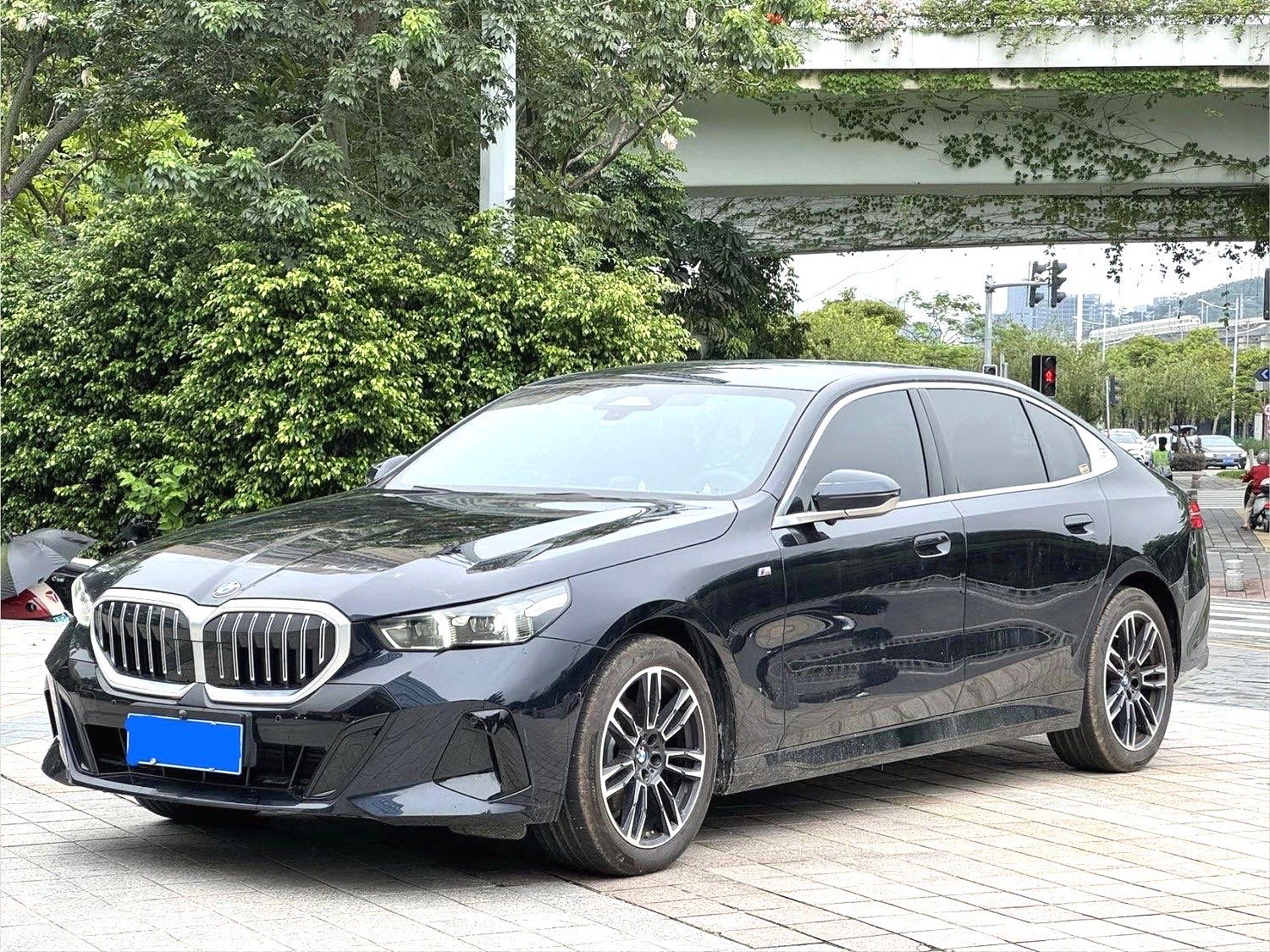 BMW 5 Series 2025 Model Year 525Li 48V 2.0T Luxury Package, Automatic Transmission exterior