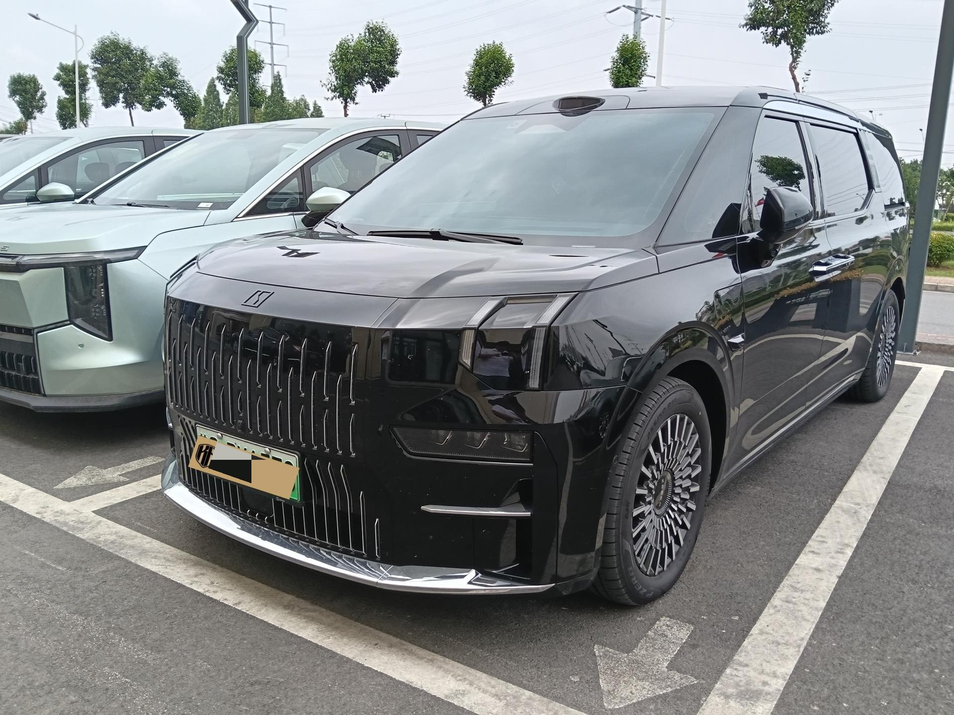 Zeekr 009 2024 Model Year, 7-Seater with Center Aisle, 108 kWh exterior