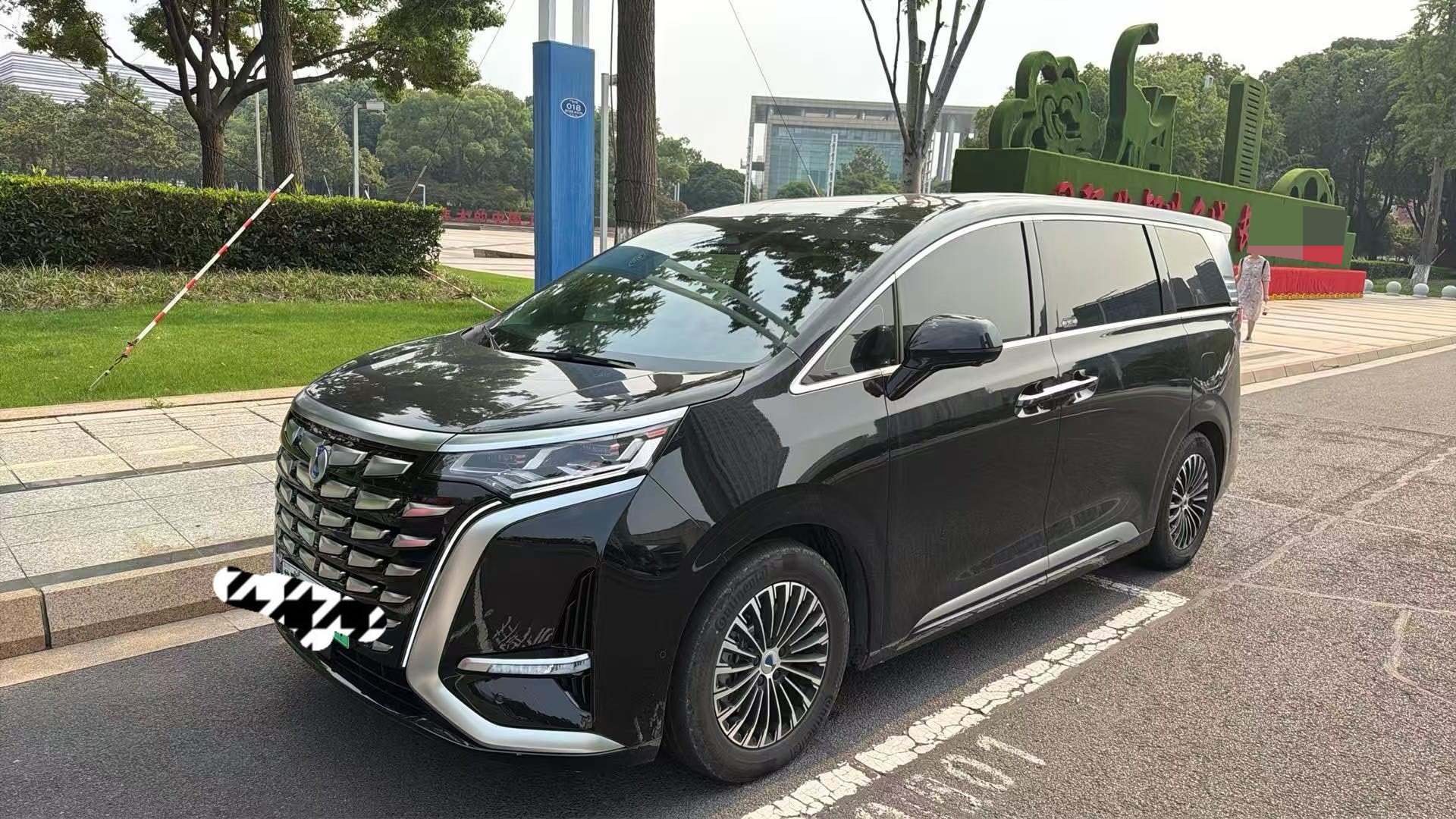 Denza D9 2024 Model Year DM-i 980 AWD Premium Edition exterior