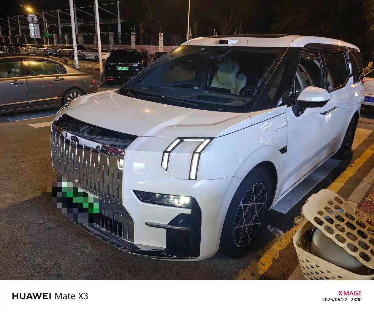 Zeekr 2024 Zeekr 009 Six-Seater Executive Edition AWD 108kWh Automatic Transmission exterior