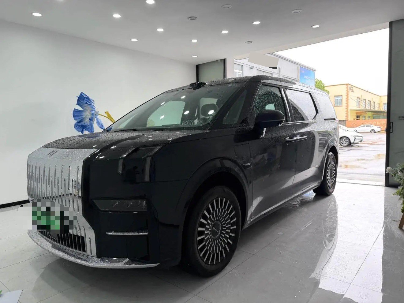 Zeekr 009 2024 Model Year, 7-Seater with Center Aisle, AWD, 108kWh exterior