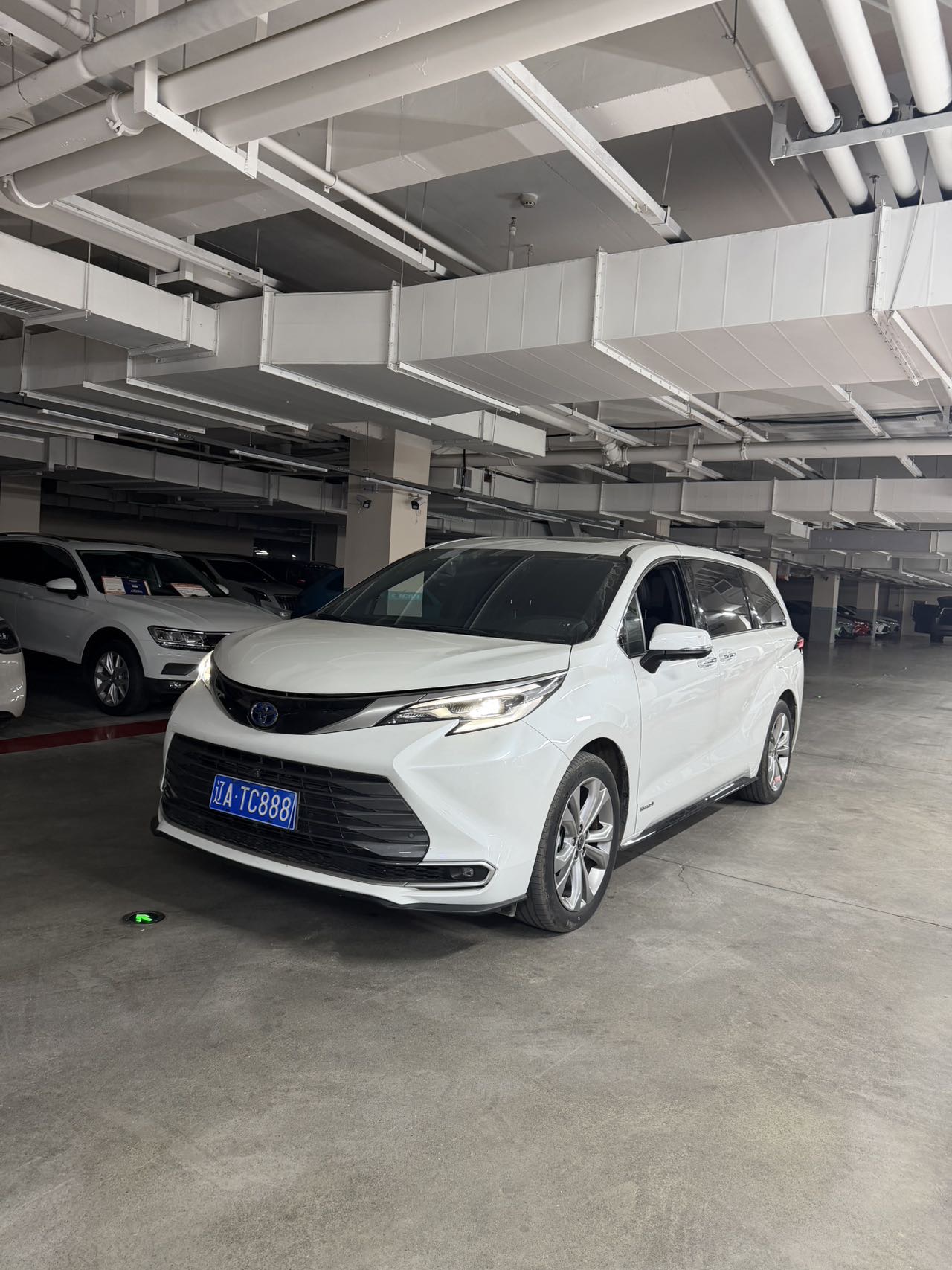 Toyota 2023 Sienna 2.5 CVT Premium Edition Automatic exterior