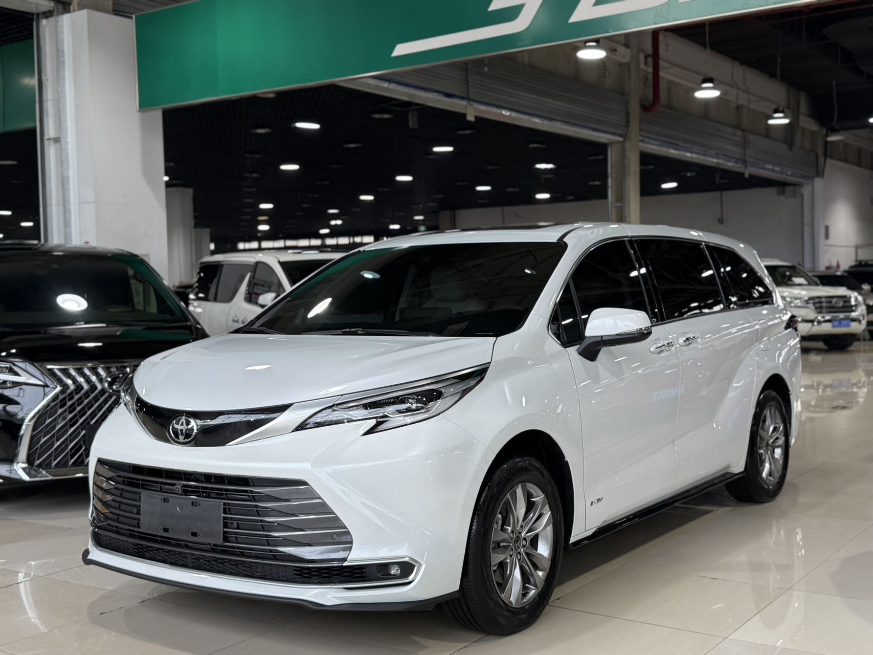 Toyota 2024 Sienna 2.5 CVT AWD Premium Edition Automatic Transmission exterior