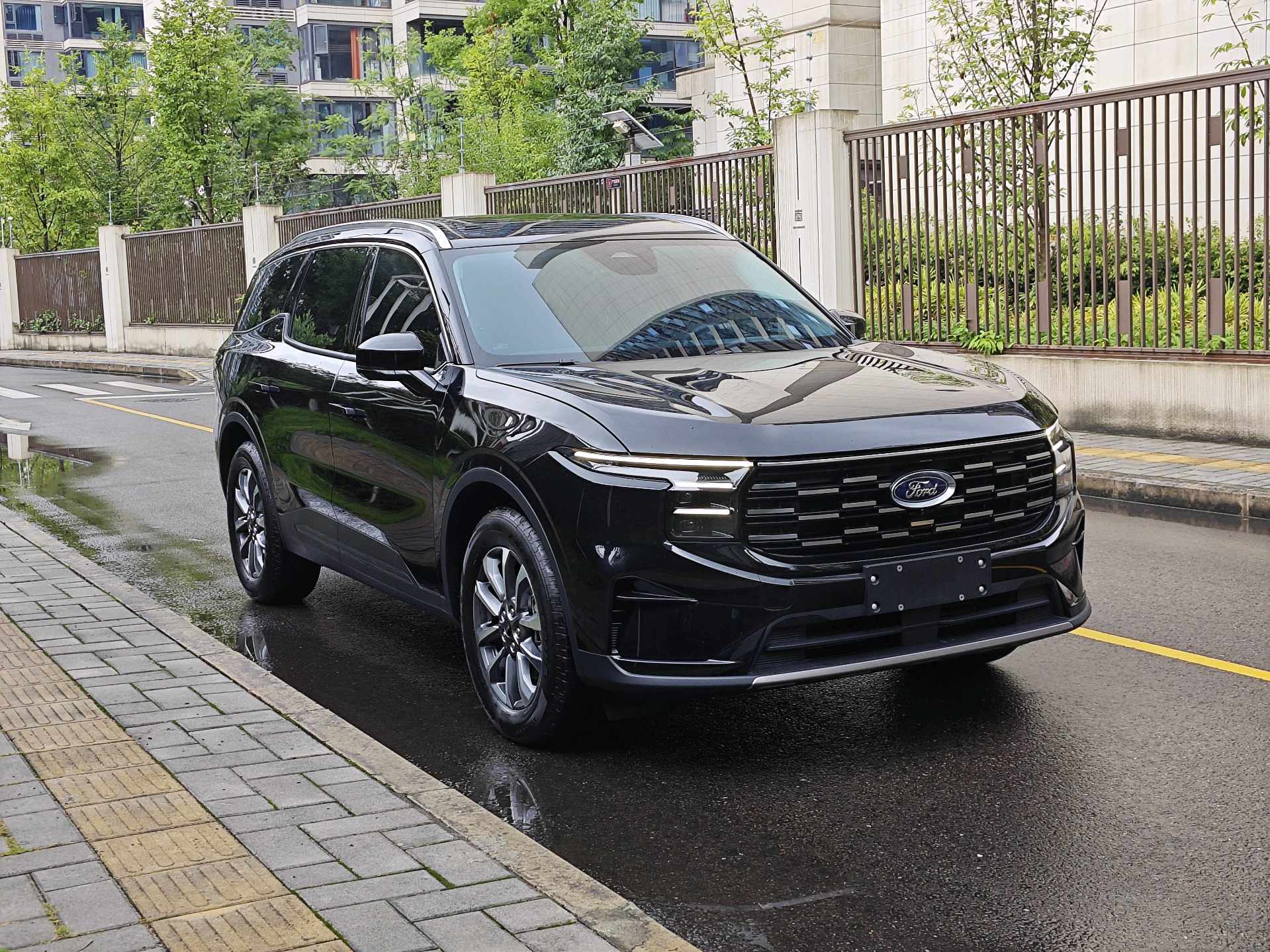 Ford 2025 Edge L Hybrid 2.0T CVT EcoBoost 7-Seater Luxury Model with Front-Wheel Drive and Automatic Transmission exterior