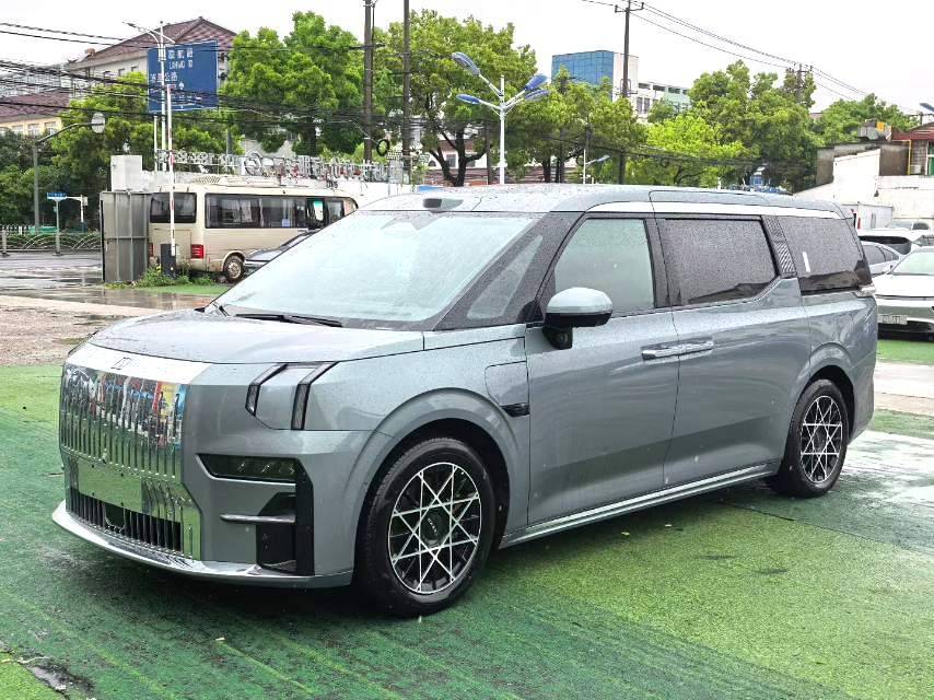 Zeekr 2024 Zeekr 009 7-Seater with Center Aisle, AWD, 140kWh, Automatic Transmission exterior