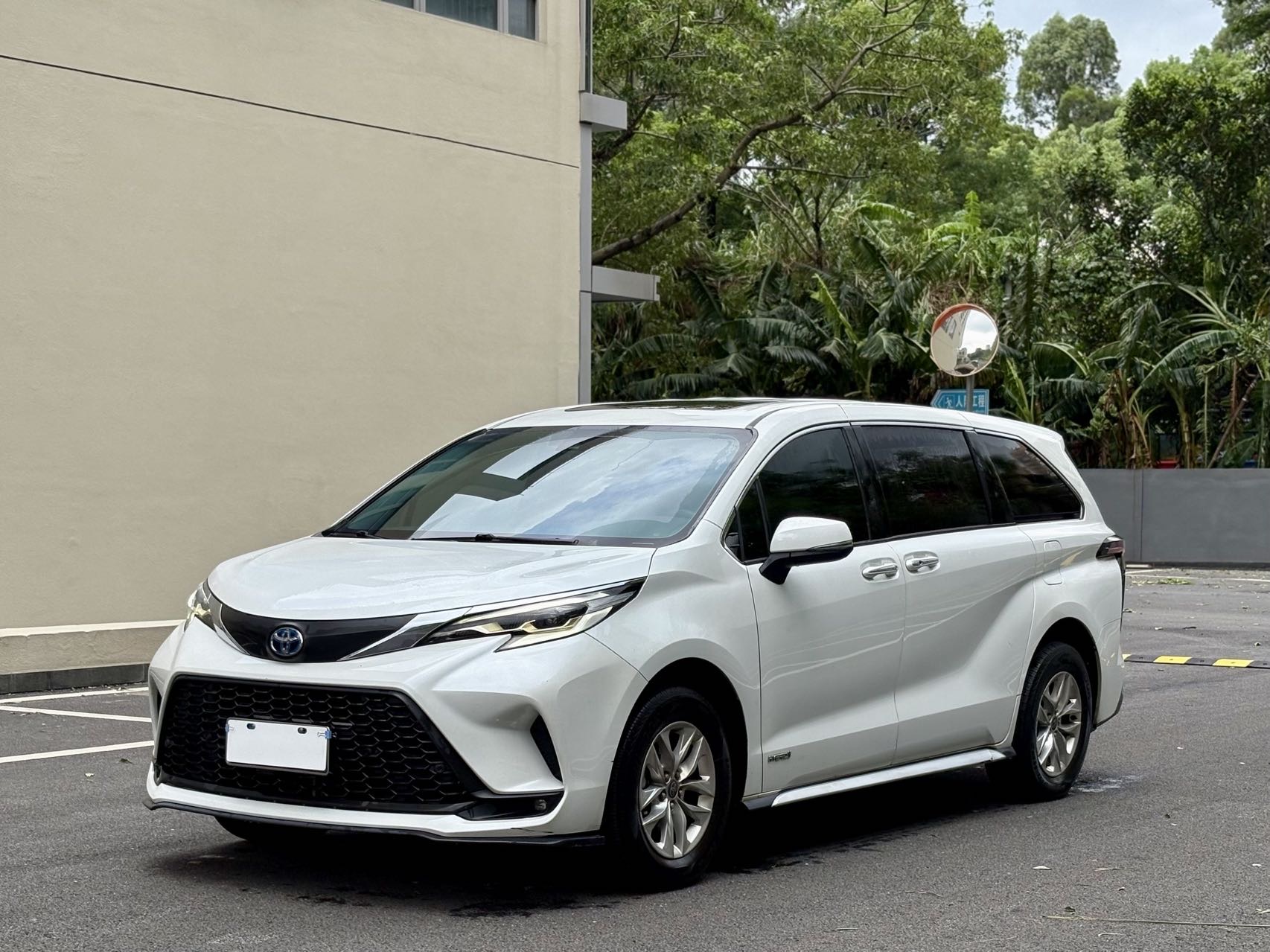 Toyota 2024 Grevia Hybrid 2.5 CVT Comfort Edition Automatic Transmission exterior