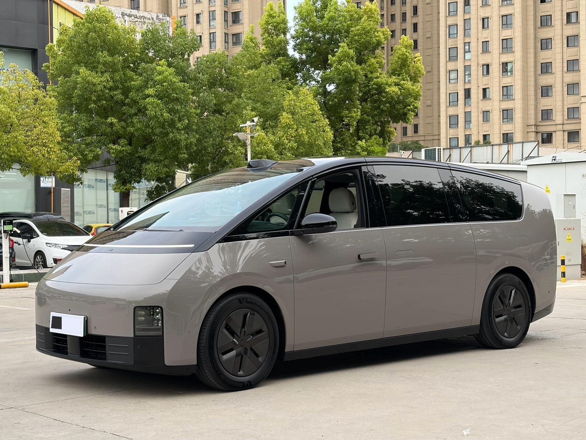 Li Auto MEGA 2024 Ultra exterior