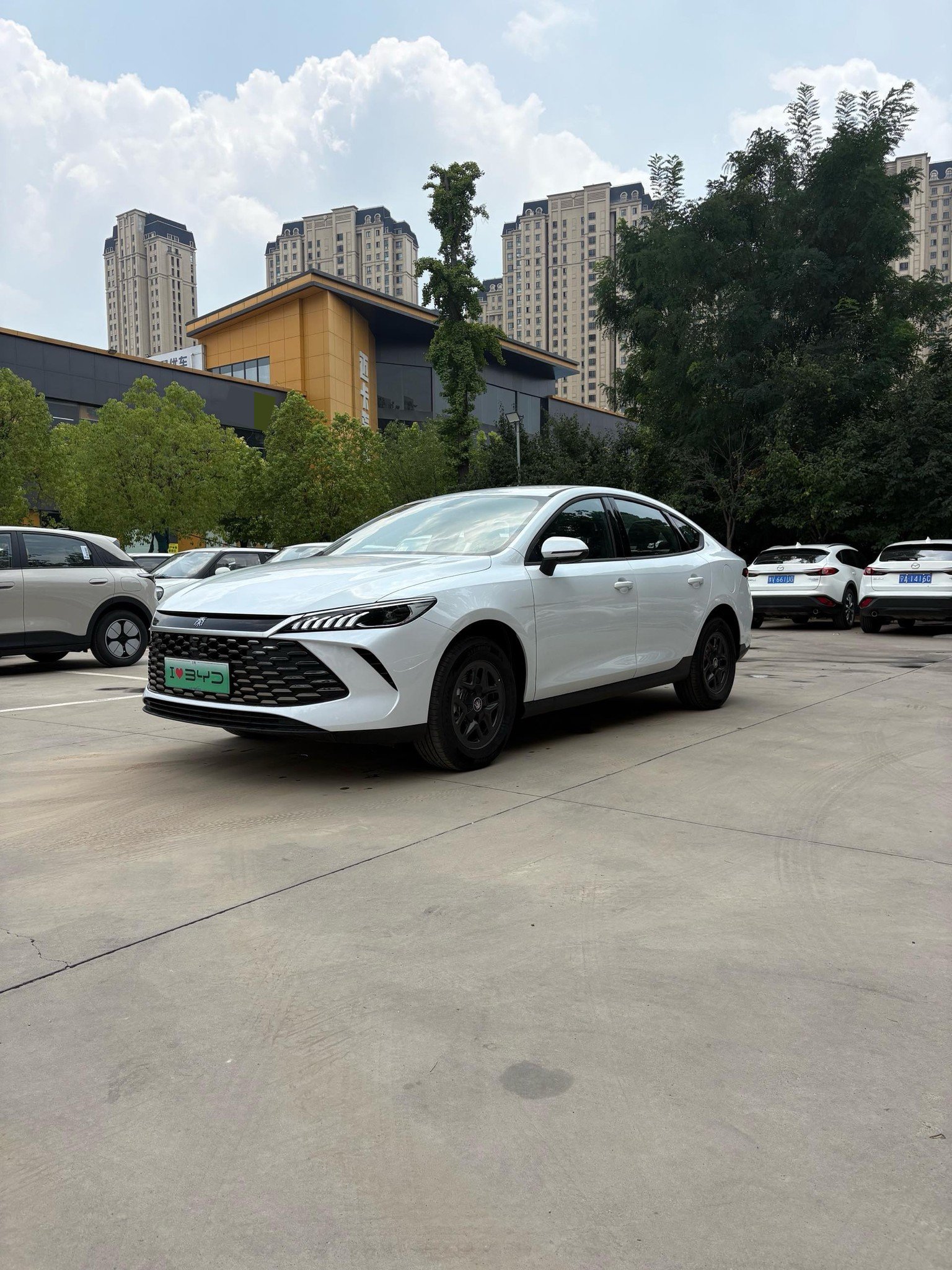 BYD 2026 Qin PLUS DM-i 1.5 CVT 128KM Progressive Edition Automatic Transmission exterior