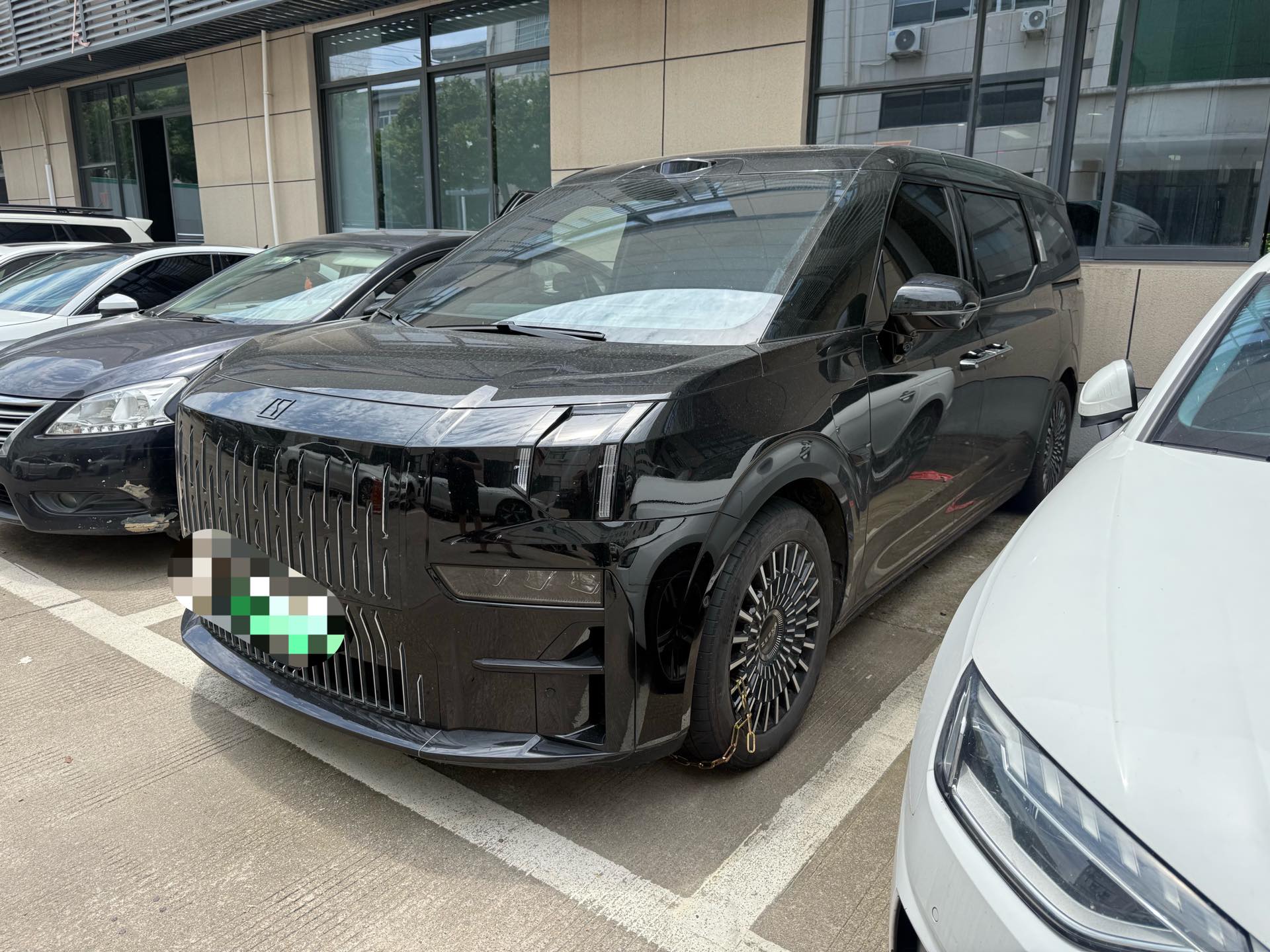 Zeekr 2024 Zeekr 009 Six-Seater Executive Edition AWD 108kWh Automatic Transmission exterior