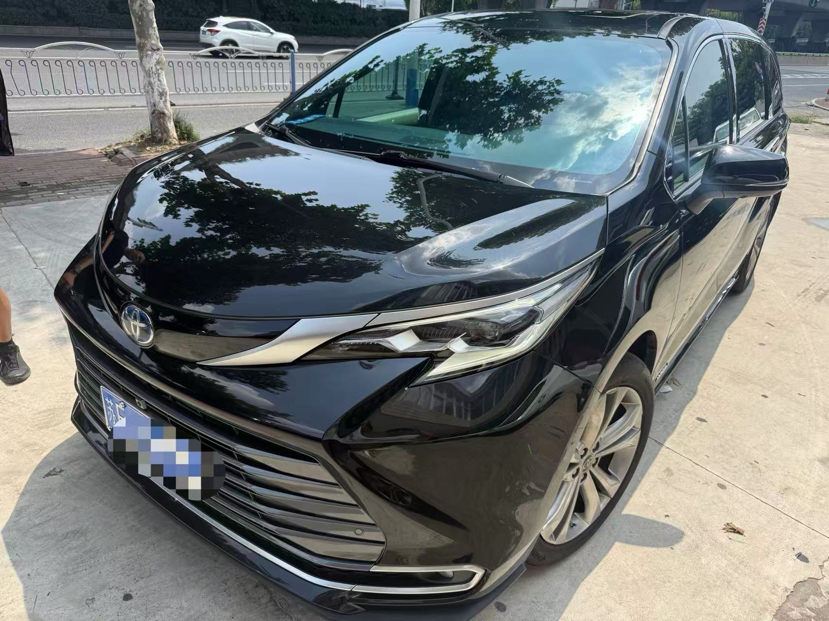 Toyota 2023 Sienna 2.5 CVT Premium Edition Automatic exterior