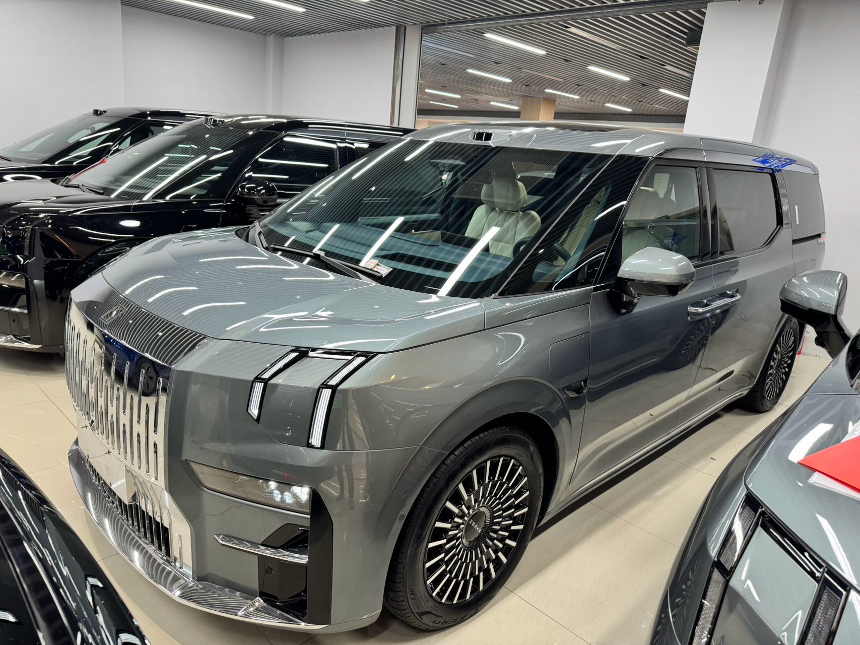 Zeekr 2024 Zeekr 009 Six-Seater Executive Edition AWD 108kWh Automatic Transmission exterior