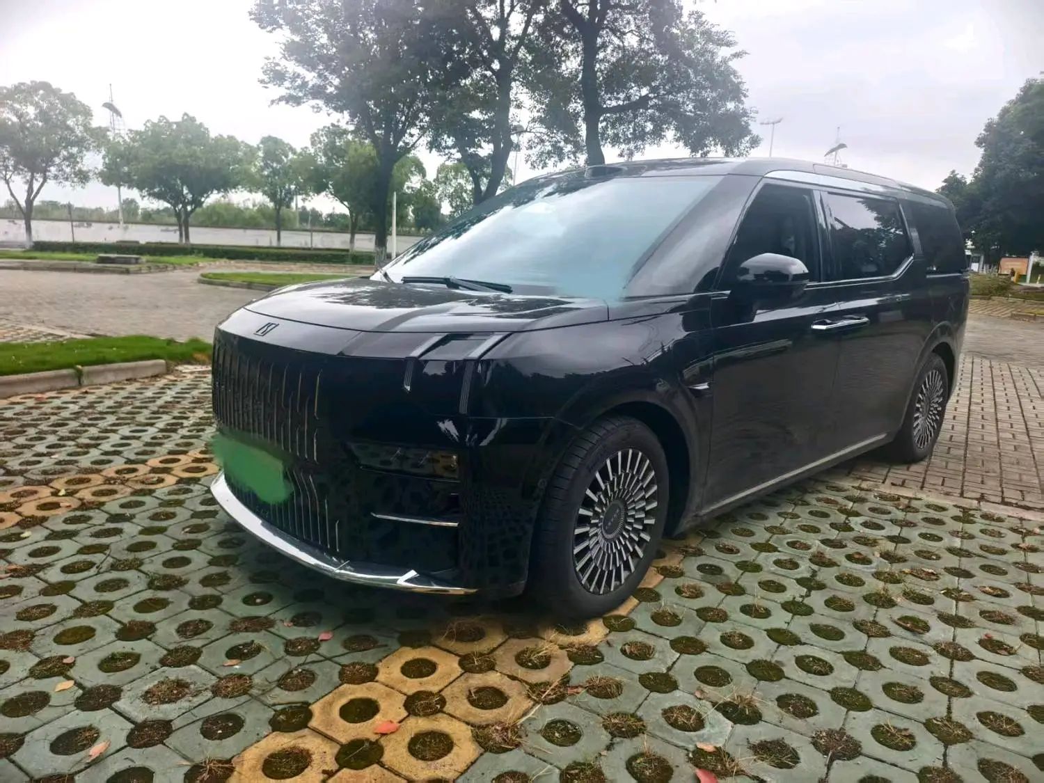 Zeekr 009 2024 Model Year, 7-Seater with Center Aisle, 108 kWh exterior