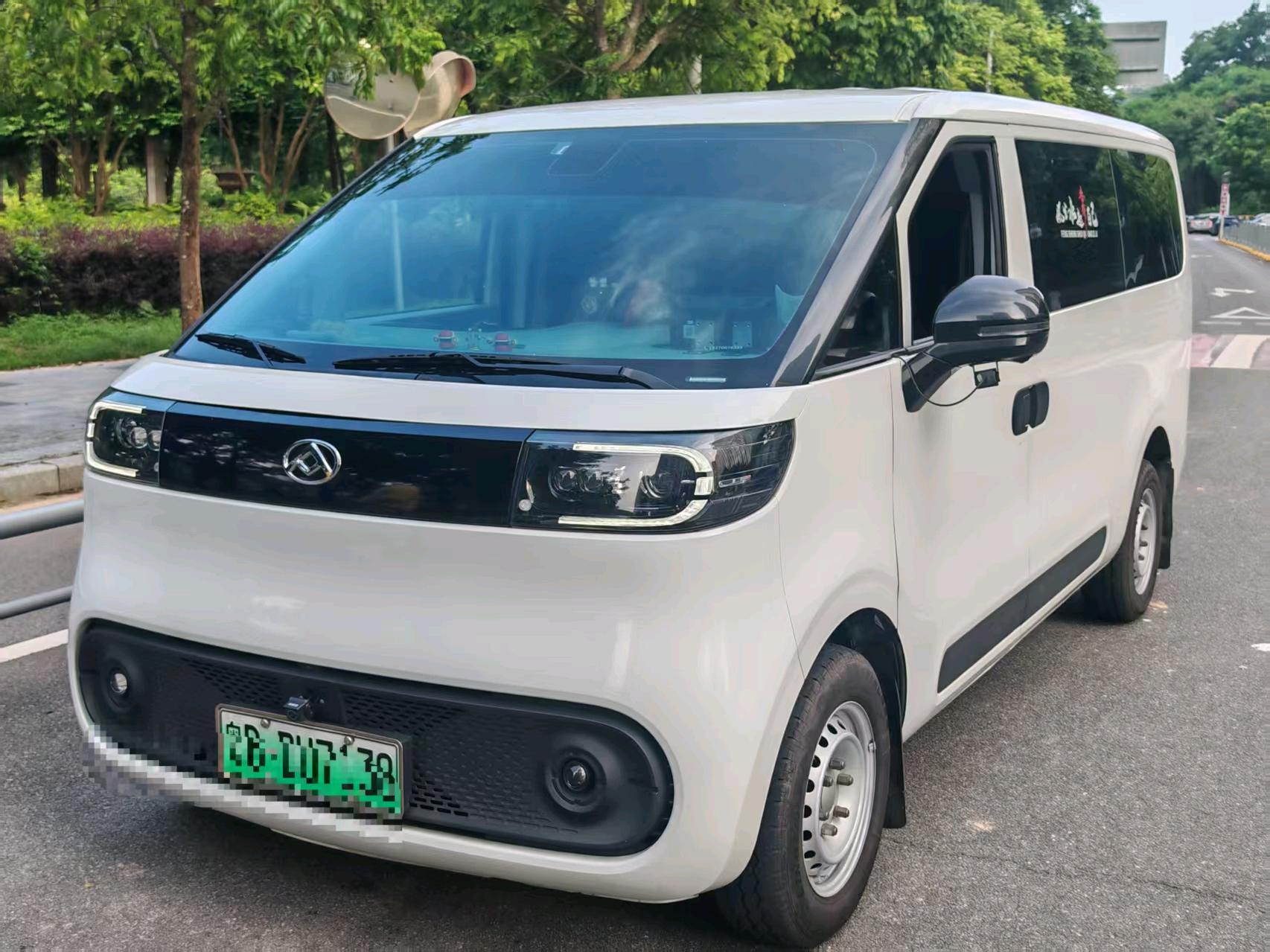 Dana V1 2023 Model V1 Short Wheelbase, Low Roof (42 kWh) exterior
