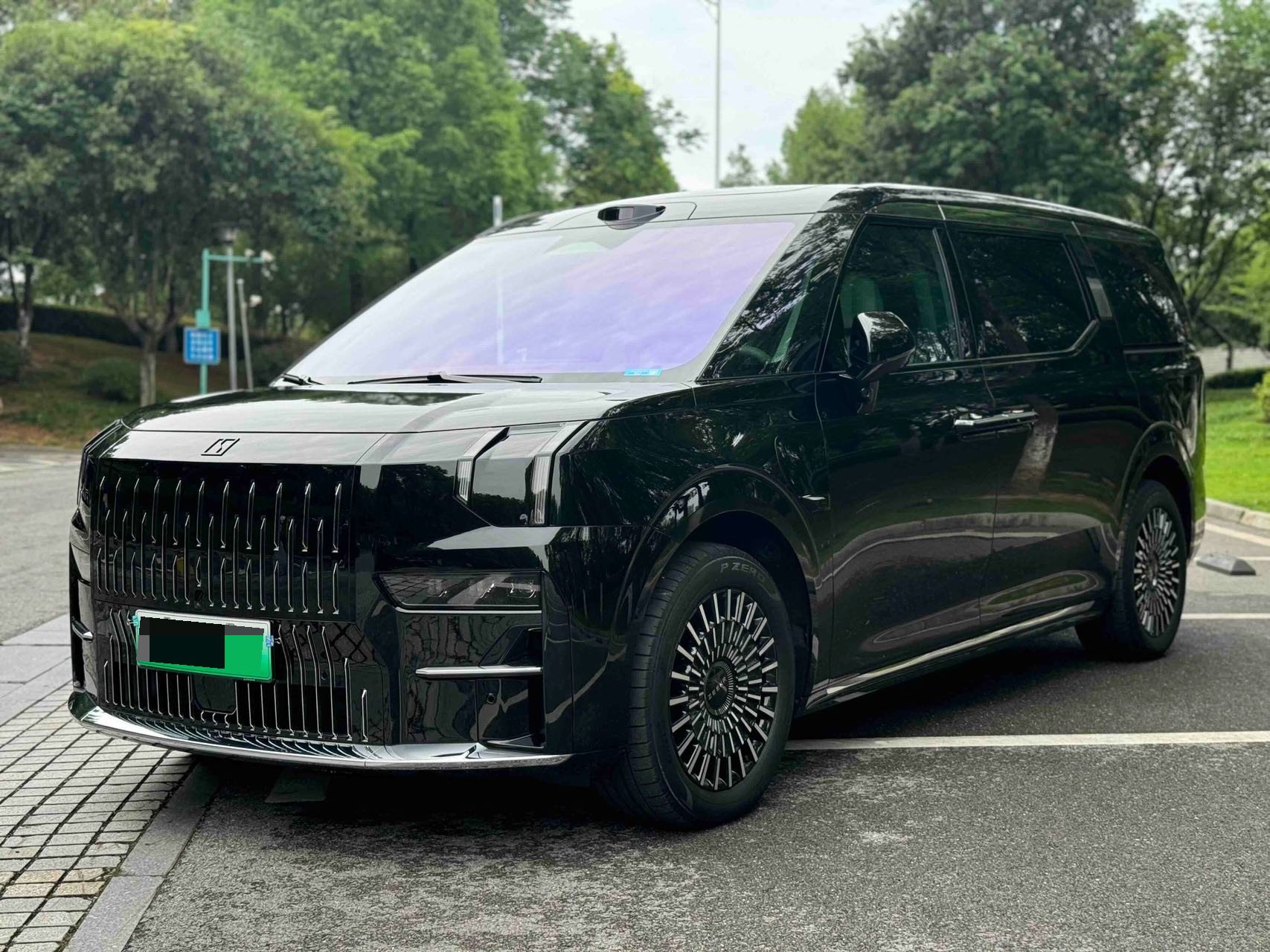 Zeekr 009 2024 Model Year, 7-Seater with Center Aisle, AWD, 108kWh exterior