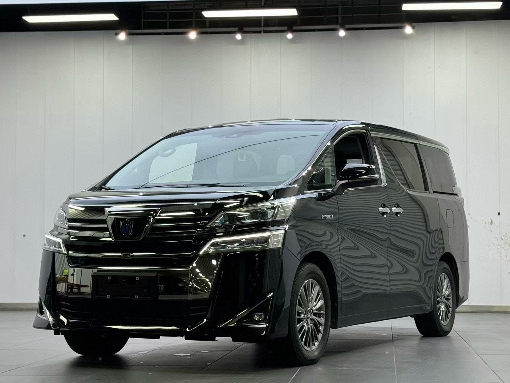 Weilfa 2023 Crown Hybrid 2.5L HV Luxury Edition exterior