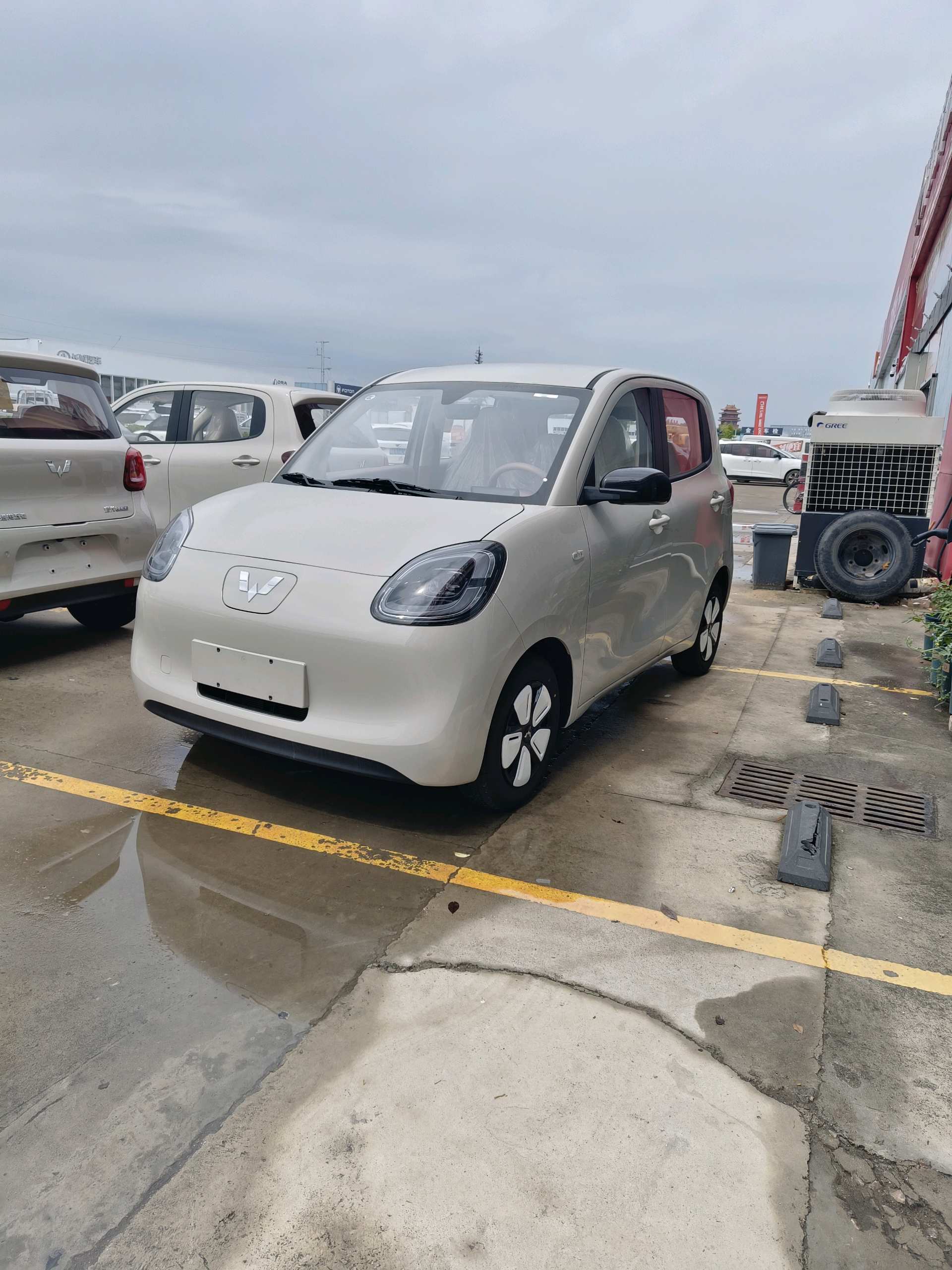 Wuling 2025 Hongguang MINI EV Four-Door Edition, Premium Trim, Automatic Transmission exterior