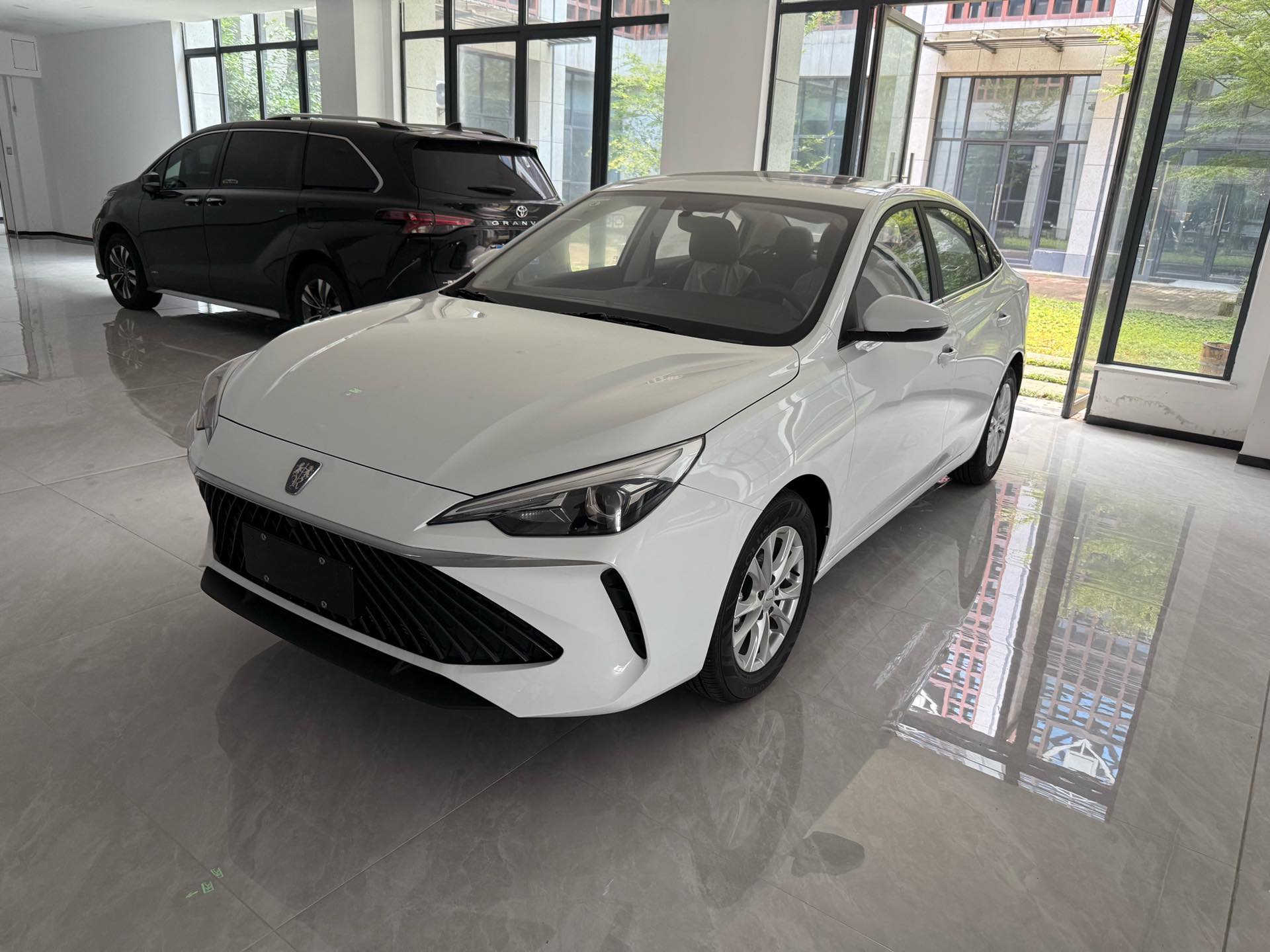 Roewe 2024 i5 1.5 CVT Prestige Edition, Automatic Transmission exterior