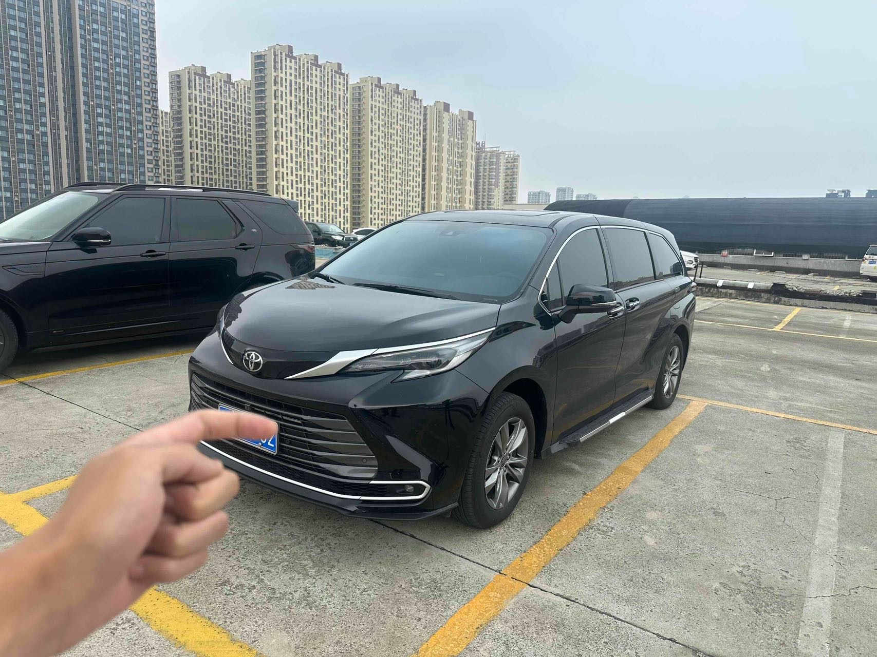 Toyota 2026 Sienna 2.5 CVT 2WD Premium Edition Automatic Transmission exterior